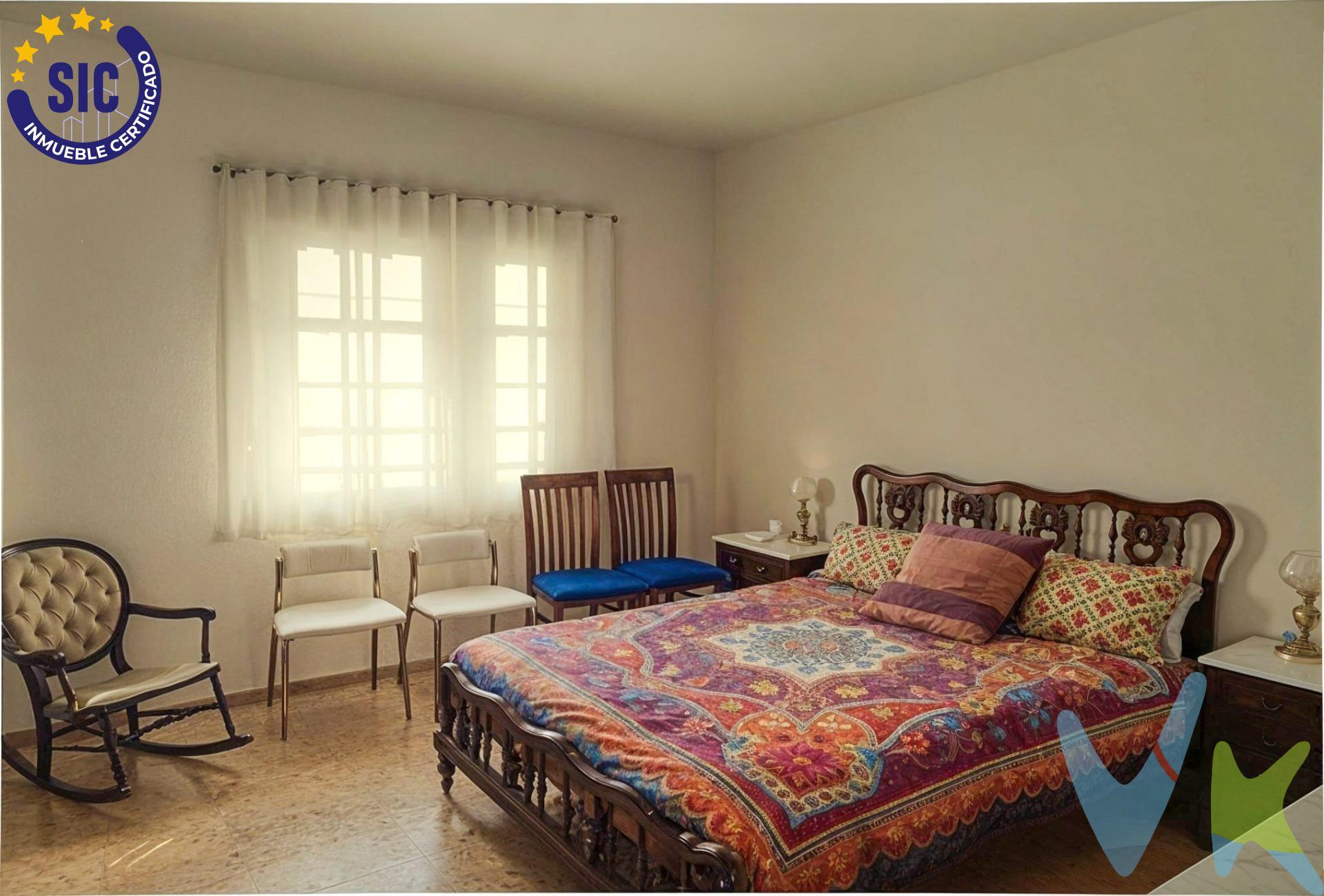 Gran oportunidad en Onda! Vivienda con naranjos en producción  . Si buscas una propiedad con amplios espacios, naturaleza y orientación ideal, esta es tu oportunidad.  . Características principales:. Vivienda de 573 m² sobre una espectacular parcela de 34.918 m² de naranjos en producción.  . Orientación sureste, ideal para disfrutar de luz natural todo el día.  . 7 habitaciones dobles con armarios empotrados.  . 1 baño completo con armario empotrado.  . Amplio salón-comedor y cocina independiente.  . Terraza perfecta para relajarte al aire libre.  . Zona de barbacoa para disfrutar con familia y amigos.  . Almacén para herramientas o maquinaria.  . Aljibe con capacidad de 100.000 litros.  . Dos balsas para riego y almacenamiento de agua.  . Ubicada en un entorno tranquilo y natural, con fácil acceso y gran potencial tanto para vivienda familiar como para inversión agrícola.  . ¡No dejes pasar esta oportunidad!. VENTA:. PVP 300.000€.  Gastos e impuestos no incluidos en el precio. La compra conlleva impuestos y gastos de formalización para el comprador. A título orientativo se informa que en segundas transmisiones el  ITP  con carácter general en  Valencia  es del  10%, pudiendo existir otros tipos impositivos atendiendo a  las circunstancias  personales del comprador u otras circunstancias previstas legalmente. Base imponible del impuesto el mayor valor entre el precio de compraventa, la tasación o el valor de referencia catastral. En cuanto a los gastos de  notaría y registro, en su caso,  suelen oscilar aprox; entre 1,5% y 2,5% (aranceles variables según precio, n.º de copias y complejidad). El comprador elige notario. Si el comprador precisase de  hipoteca: tasación, condiciones y costes bancarios serán según entidad elegida por el comprador, así como los gastos de gestoría, y cualesquiera otros gastos inherentes a la formalización de la compraventa que legalmente correspondan a la parte compradora, salvo pacto expreso en contrario con el vendedor. El consumidor tiene,  conforme a la normativa vigente, a su disposición información y documentación adicional relativa al inmueble y condiciones de la compraventa, que podrá ser consultada en C/Joaquín Costa 4, bajo 46005 Valencia o urbe2@remax.es. Honorarios de mediación inmobiliaria a cargo del  COMPRADOR: (3% del precio final de venta más IVA (21%), salvo otro pacto.); y  de VENDEDOR (según acuerdo con el mismo). . Se informa al consumidor que la agencia actúa como intermediaria inmobiliaria en la operación, estando cualquier eventual compraventa y sus condiciones sujeta a la aceptación expresa del propietario-vendedor y a la posterior formalización del correspondiente contrato.