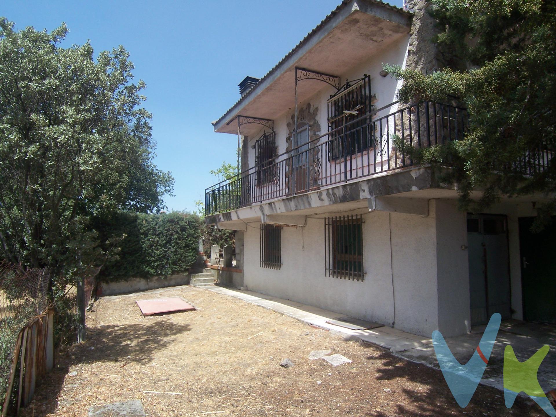 Si deseas comprar este esquinazo único en toda la población de Sevilla la Nueva, ven a visitarlo y pásame un oferta razonable y la estudio con el propietario. Disfruta de esta IMPRESIONANTE UBICACIÓN. Se vende chalet de 2 plantas de 152 m2 construidos en parcela de 704 m2 totalmente urbanos (con alumbrado público, alcantarillado, agua de El Canal Isabel II) en extraordinario enclave. Con vistas a la Sierra Norte, al monte Abantos y a El Escorial. Hace esquina con el campo (protegido y Zona de Especial Protección de Aves -ZEPA-). DISTRIBUCIÓN: hall, salón con chimenea (cassette para leña) y salida a la terraza trasera, cocina independiente, 3 dormitorios y baño (con ventana exterior). El semisótano está diáfano y contaba con una segunda cocina. Tenía calefacción de Gasoil (con depósito de 500 litros) y ahora la caldera está desconectada. Se iba a poner una de pelets, pero se ha parado. Sólo se tendría que poner la caldera porque los radiadores de aluminio siguen instalados en la vivienda. La piscina privada necesita ser supervisada (lleva aprox. 4 años sin usarse). La urbanización Valdelagua está formada por muy pocas viviendas, lo que hace que sea un lugar residencial muy acogedor. Las fotos, el mobiliario, la decoración no son vinculantes. Los impuestos y gastos de la compraventa no están incluidos. Para aclarar dudas o realizar visitas llama por favor al 602255013 Juan José. Sevilla La Nueva, es una población consolidada con un censo de aprox. 10.000 habitantes. Pertenece a la cuenca del Guadarrama, situado a unos 38 km de la capital en dirección oeste. Por un lado, cercana a la M-501 con Brunete y Villaviciosa de Odón (con la universidad Europea) y por otro, la A-5 con Navalcarnero, Parque Coimbra, Arroyomolinos y Móstoles. Linda también con a la cuenca del Alberche. Sevilla la Nueva cuenta con zonas de vegetación como la dehesa del Boyal.