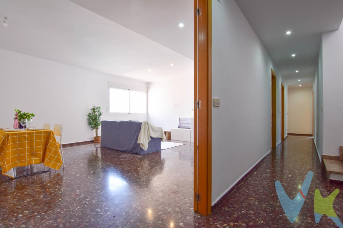  ¡Descubra su nueva residencia a la medida de sus sueños en Museros! Presentamos este magnífico piso dúplex en venta, un verdadero tesoro arquitectónico que combina confort y funcionalidad con características de ensueño. Ubicado en la planta segunda de un moderno edificio construido en 2006, este ático duplex te sorprenderá por su espacio y comodidad, ideal para quienes buscan una vida de calidad en un entorno tranquilo y bien comunicado.Este piso ofrece una generosa superficie de 124.58 metros cuadrados construidos y 112.22 metros útiles, no obstante el aprovechamiento de la buhardilla le da una superficie adicional de 50 metros más de vivienda, distribuidos inteligentemente para maximizar el espacio y la luz natural. Al ingresar, se percibe una atmósfera de amplitud y elegancia que invita a disfrutar cada rincón. La distribución de sus cuatro dormitorios es ideal para familias o personas que necesiten espacio extra para oficinas, estudios o habitaciones de huéspedes. Además, cuenta con un aseo funcional, diseñado con materiales de alta calidad, que asegura comodidad y practicidad para todos los miembros del hogar.La joya del inmueble es su impresionante terraza, de 50 metros cuadrados, un espacio al aire libre que ofrece múltiples posibilidades para el esparcimiento y el disfrute personal. Ya sea para compartir una cena al aire libre al atardecer o para relajarse con un buen libro, la terraza transforma instantáneamente la casa en un oasis personal. Además, el balcón adicional de 9 metros cuadrados, suma otro lugar encantador donde se puede disfrutar del aire fresco y las vistas de los alrededores.El edificio donde se encuentra este dúplex cuenta con un ascensor, proporcionando acceso fácil y cómodo, especialmente cuando se transportan compras, cochecitos o cualquier carga pesada. Su ubicación es inmejorable: con la estación de metro y paradas de autobús a escasa distancia, moverse por la ciudad y conectarse con otras áreas se hace simple y eficiente, facilitando así el día a día de aquellas personas que dependen del transporte público. Cabe destacar que Museros se encuentra a tan solo 12 minutos de Valencia accediendo por la V-21 (Avda. Cataluña-Mestalla). Museros es una localidad que proporciona un estilo de vida apacible, con todos los servicios necesarios a un paso y una comunidad acogedora. El lugar está rodeado de zonas verdes, centros educativos, comercios y restaurantes que enriquecen el entorno y lo convierten en un lugar perfecto para vivir.¡No pierda la oportunidad de visitar este excepcional dúplex! Las fotografías por sí solas no capturan toda la esencia y potencial que ofrece este hogar. Nuestro equipo está disponible para agendar una visita y proporcionarle toda la información adicional que necesite, asegurando una presentación del inmueble personalizada a su interés particular.Este piso representa una inversión segura y un avance hacia el hogar que siempre ha deseado. Con su combinación de diseño moderno, ubicación estratégica y espacios generosos, esta propiedad es una oferta única en el mercado actual. Para quienes valoran la calidad de vida y buscan un lugar donde escribir nuevas historias, este dúplex en Museros espera ser el escenario ideal. No espere más para conocerlo: ¡el futuro empieza aquí!El precio del inmueble no incluye los honorarios dela agencia que ascienden al 3% del precio final del inmueble, ni los gastos de notaría y registro de la propiedad (que están sujetos a aranceles y varían dependiendo del precio de escrituración), ni los impuestos (que en la Comunidad Valenciana varían dependiendo del precio del inmueble y de las características personales del comprador).  