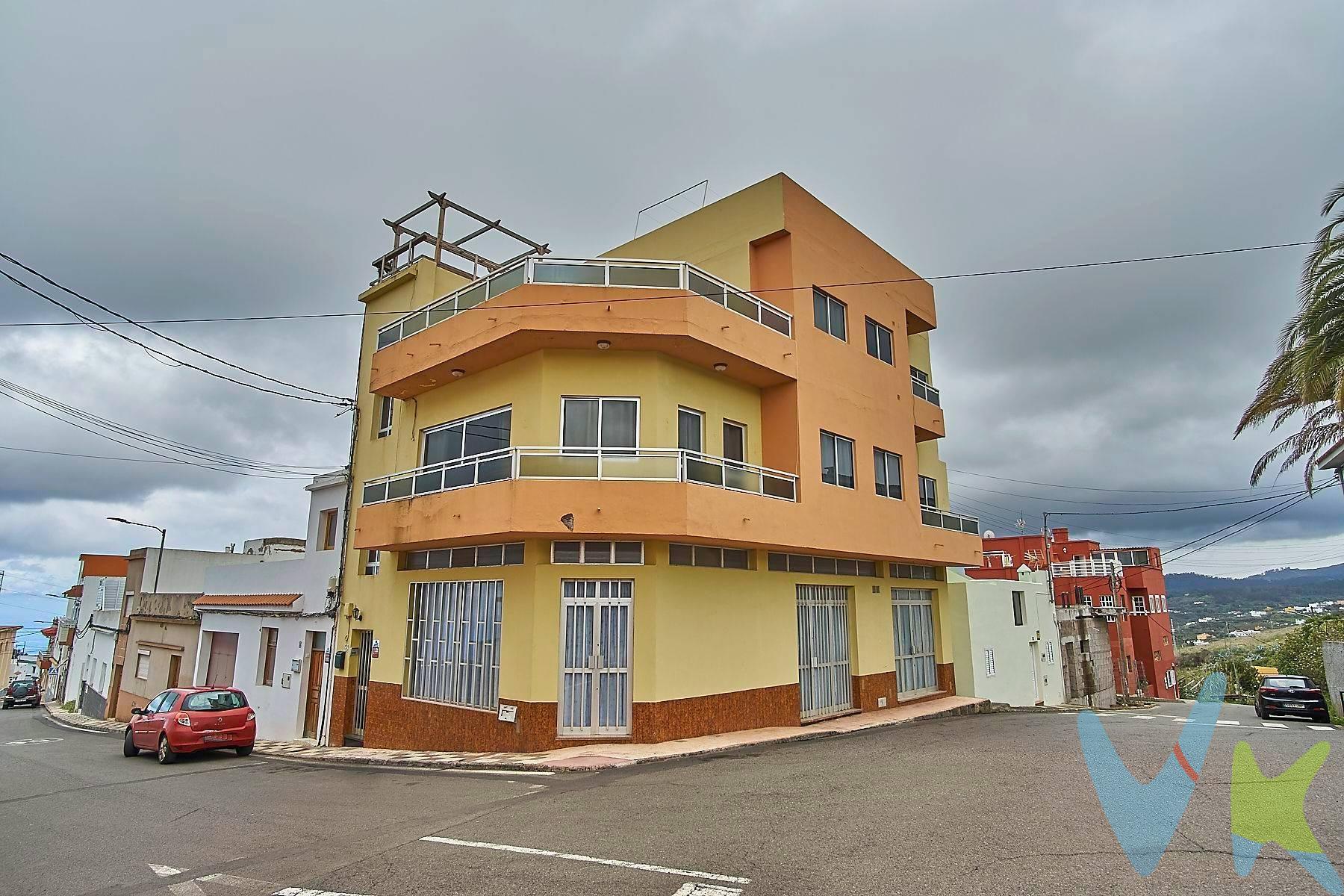 Se vende casa adosada situada en el casco del pueblo de  Casa Aguilar en Santa María de Guía. Su ubicación cerca de la carretera principal y de los servicios del pueblo ofrece un buen acceso, servicios y unas impresionantes vistas a la montaña y al mar. Se trata de una zona rústica y muy tranquila donde podrá disfrutar de la vida rural sin renunciar a los servicios de una ciudad ya que el casco de Guía está a solo 10 minutos. Este edificio que se vende completo como una única finca, está situado en esquina, cuenta con fácil aparcamiento y está distribuida en tres plantas:. 🔹 Planta baja: Anteriormente utilizada como restaurante, dispone de tres amplios salones, dos aseos y una zona de cocina con salida de humos. La altura del techo es de 3,4 m y sus amplias puertas y ventanales aportan gran luminosidad. Esta planta puede reformarse para reabrir un negocio de restauración o cualquier otro tipo de comercio, o bien transformarse en dos viviendas independientes e incluir también garaje. 🔹 Primera planta: Amplio piso con tres habitaciones dobles (dos de ellas con acceso a balcón), un baño, cocina con zona de comedor y solana con despensa. También cuenta con un gran salón en esquina con balcón, ideal para disfrutar de las vistas. 🔹 Segunda planta: Otra vivienda completa con tres dormitorios dobles (uno con balcón), salón, baño y cocina. La casa dispone de una escalera de servicio independiente que permite hacer división horizontal, pudiendo  vender o alquilar cada planta por separado. Además, las dos viviendas pueden disfrutar de su propia zona de terraza en la azotea, perfecta como zona de ocio. Como se ve en fotografías que están organizadas desde la azotea hacia abajo, hay estancias que necesitan reforma ya que se empezó a reformar dejándose sin terminar, es por ello que se deja gran cantidad de material de utilidad para finalizar la obra. Es una buena oportunidad tanto para inversión como para uso residencial. ¡No dejes pasar esta oportunidad! Para más información o concertar una visita, contáctanos. Mobiliario no incluido en la venta. Los gastos de impuestos, registro, notaría y cualquier otro derivados de la venta no están incluidos en el precio PVP.