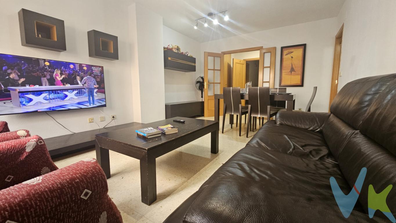  Presentamos una excepcional oportunidad de inversión o residencia en el encantador municipio de Vilamarxant. Este piso, disponible para la venta, se presenta como una propuesta ideal para aquellos que buscan comodidad, accesibilidad y un toque de estilo contemporáneo.Con una extensión de 90 metros cuadrados útiles y un total de 110 metros construidos, el espacio ha sido inteligentemente distribuido para garantizar un ambiente acogedor y funcional. Al situarse en la primera planta de un edificio con ascensor, construido en 1999, el inmueble cuenta con todas las características modernas necesarias para una vida cómoda y sin contratiempos.El piso consta de tres amplias habitaciones, cada una de ellas diseñada para ofrecer el máximo confort y tranquilidad. La luminosidad de las estancias se destaca, proporcionando un ambiente sereno en el que relajarse después de un día de actividad. El salón, espacioso y bien iluminado, invita a disfrutar de momentos familiares o a recibir invitados en un entorno relajado.La cocina, totalmente equipada con modernos electrodomésticos, es perfecta para aquellos que disfrutan del arte culinario. El mobiliario, cuidadosamente elegido, proporciona un espacio funcional y acogedor para la preparación de comidas diarias o festivas. Este punto del hogar no solo es práctico, sino que también añade un toque de elegancia y modernidad al conjunto.Uno de los atractivos adicionales de esta propiedad es la terraza, ideal para los amantes del aire libre que deseen disfrutar de momentos de descanso al sol o de agradables veladas al aire libre. Su orientación asegura un ambiente lleno de luz natural durante buena parte del día, convirtiéndola en un rincón especial dentro del hogar.Además, el inmueble incluye un garaje, una característica invaluable que ofrece conveniencia y seguridad, especialmente en zonas urbanas. Este atributo elimina las preocupaciones relacionadas con el estacionamiento, brindando tranquilidad añadida a los propietarios.La ubicación del piso es otro de sus puntos fuertes. La proximidad a diversas opciones de transporte público, como trenes, metro y autobuses, garantiza una conectividad excelente con Vilamarxant y sus alrededores. Esta accesibilidad convierte al inmueble en una elección perfecta tanto para quienes trabajan dentro de la localidad como para quienes necesitan desplazarse a otras áreas.El piso se ofrece completamente amueblado, lo que facilita el traslado inmediato sin necesidad de realizar inversiones adicionales en mobiliario. La selección de muebles y decoración ha sido realizada con gusto y atención al detalle, creando un ambiente acogedor y sofisticado.Invitamos a quienes estén interesados a explorar esta joya inmobiliaria personalmente. Con todas las comodidades necesarias, una ubicación excepcional y características que garantizan una alta calidad de vida, este piso representa una opción única en el mercado actual. No pierdas la oportunidad de visitar y descubrir todo lo que este hogar tiene para ofrecer. Concierte una cita para conocer de cerca las ventajas de esta propiedad y permita que le guiemos en un recorrido por su próximo hogar. 