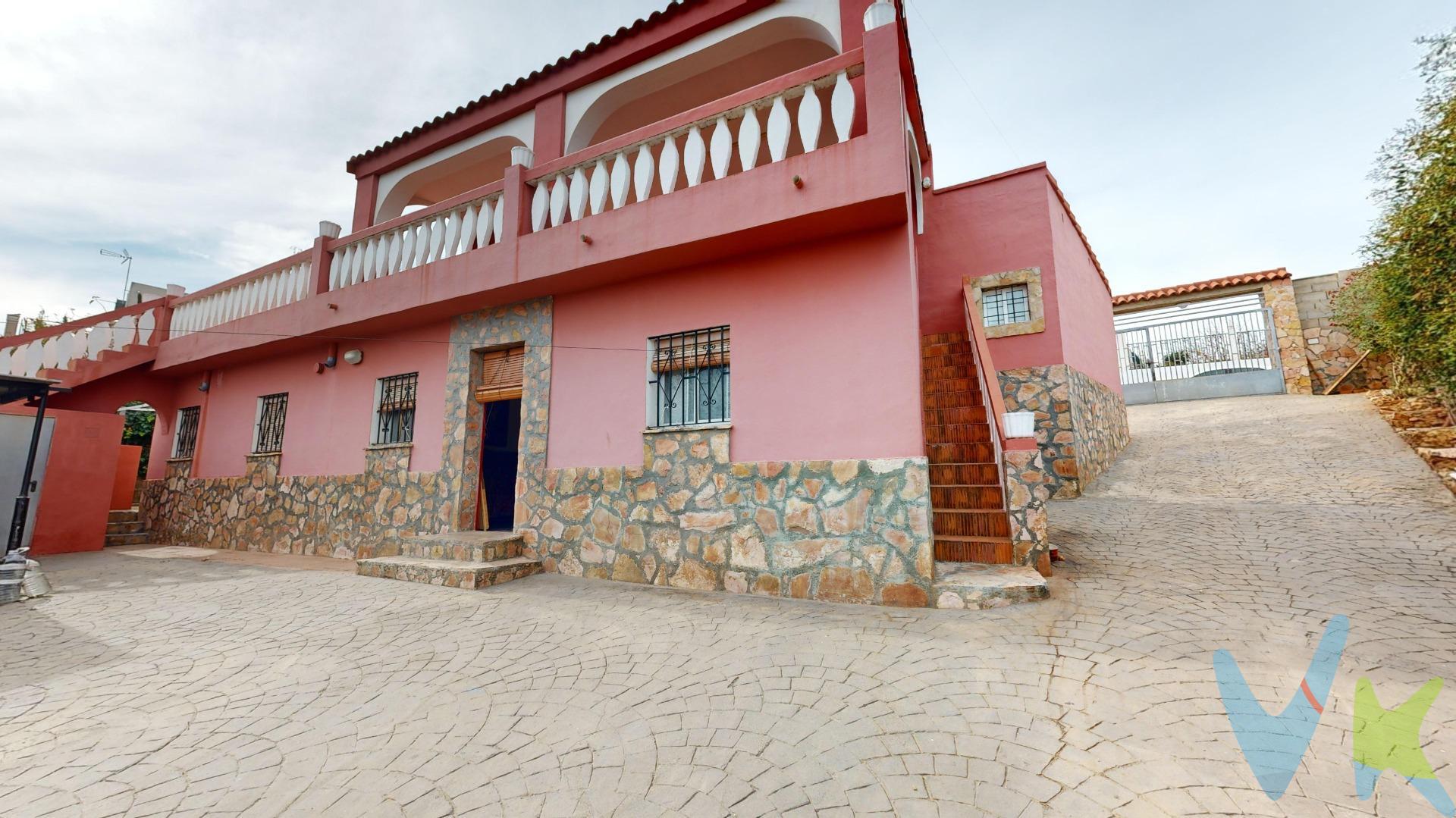 Estamos encantados de presentarle este  maravilloso chalet en plena naturaleza. Chalet urbano ubicado en la  Urbanización balcón de Montroy. Está compuesto de 2 alturas. Distribuido en 125 metros útiles y 142 metros construidos de vivienda. El chalet dispone de luz eléctrica y agua de red y de pozo, es poseedor de 1 acción  de agua, actualmente se abastece de agua de pozo por ser mas económica. En la planta baja contamos con un gran salón comedor con chimenea. La cocina destaca por su amplitud y el baño es completo. Accedemos a la primera planta por unas escaleras muy cómodas y pocos escalones. La distribución de la primera planta es inmejorable. Esta planta consta de 4 habitaciones, de las cuales 2 son sencillas y 2 dobles, acceso a una amplia terraza con vistas espectaculares. Esta terraza es como un magnífico mirador de unos 50 metros con vistas a las montañas, un lugar perfecto para desconectar de la civilización. pero con todas las comodidades.  . En el exterior de la vivienda encontramos  una gran parcela de árboles frutales, terreno para plantar hortalizas, trastero amplio, gran paellero para hacer tus barbacoas en familia. Accedemos a la parcela por 2 entradas diferentes. Tanto por la calle principal como por la calle de detrás. Amplia parcela para disfrutar de la naturaleza. Piscina independiente con pequeño solárium, para refrescar los calurosos días de verano. Tiene depuradora, también hay un baño exterior con ducha. Ubicación inmejorable a tan solo 30 minutos de Valencia,. La urbanización dispone de parada de autobús, tanto público como escolar. Se encuentra a unos 5 kilómetros de Real de Montroy donde podrás hacer tus compras. La localidad de Montserrat se encuentra cerca. No lo dudes y ven a visitar este maravilloso chalet sin compromiso. Disponemos de departamento de financiación si lo necesitas. En el precio del inmueble no están incluidos los gastos de la compraventa ni los honorarios de la agencia. Así como tampoco se incluyen los muebles y enseres de la vivienda. . . 