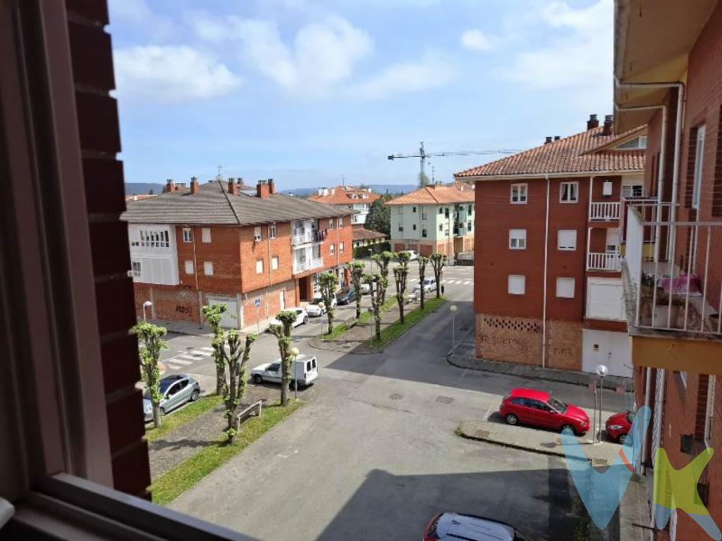 Se vende amplio y luminoso dúplex en la urbanización El Concejero, en Cabezón de la Sal, una zona tranquila y muy bien comunicada, ideal tanto como vivienda habitual como inversión.La vivienda se distribuye en dos plantas: En la planta baja encontramos cocina independiente, salón espacioso, dos dormitorios y un baño completo. Y, en la planta superior, dos dormitorios y un segundo baño completo.Destaca por su orientación sur, lo que le aporta una excelente luminosidad durante todo el día, así como por sus vistas despejadas. Dispone de suelos de parquet y ventanas en buen estado, ofreciendo confort y buen aislamiento.Ubicada en un entorno agradable y residencial, la vivienda cuenta con todos los servicios cercanos: supermercados, colegios, zonas verdes, comercios, estación de tren...En cuanto a comunicaciones; acceso rápido a la Autovía del Cantábrico A-8, que conecta fácilmente con Santander, Torrelavega y el resto de la costa.Una oportunidad ideal para quienes buscan amplitud, tranquilidad y buena conexión con los principales núcleos de Cantabria.Al comprador se le cobrarán 2.000 EUR + IVA por gastos de gestión.Gastos e Impuestos no incluidos en el precio. Compra sujeta a ITP. El comprador se hará cargo de los costes de la escritura e inscripción en el Registro de la Propiedad.Más información sobre transparencia, impuestos, gastos y condiciones de compraventa en nuestra web www.activanorte.com 