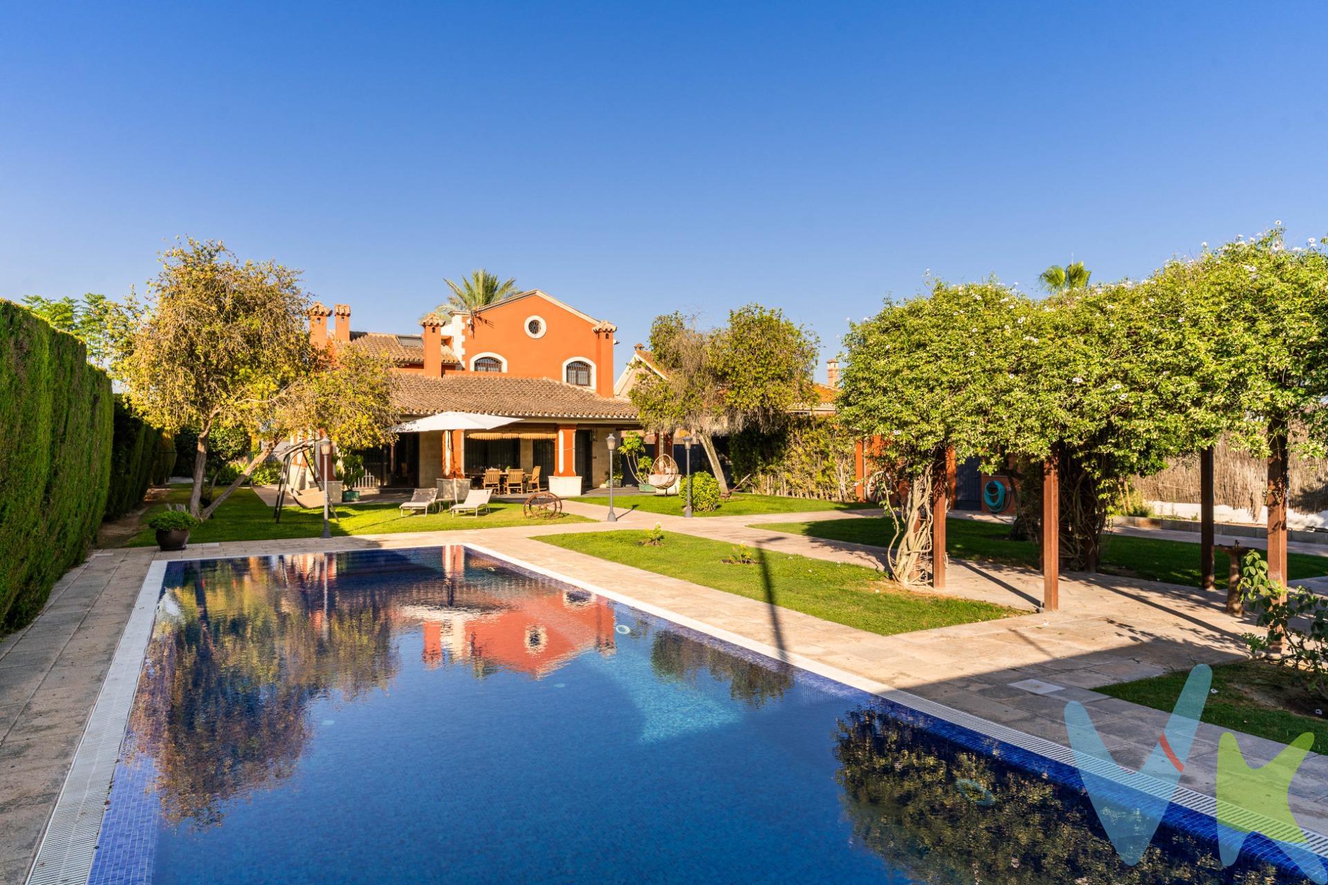 Magnífica casa que podemos considerar una villa de lujo donde destacan sus calidades, luminosidad, amplios espacios y por qué no, también su eficiencia energética. Habitada por primera vez en 2006, ha sido el hogar de una familia durante estos últimos 20 años. Cumplida esta etapa, deciden poner en el mercado esta vivienda para que vuelva a ser un sueño alcanzado por otra familia, como puede ser la suya. Lo primero, la ubicación, que la sitúa en una zona muy bien comunicada, tranquila y, a la vez, a 15 minutos del centro de Jerez de la Frontera, una ciudad que destaca por su gastronomía, sus vinos, sus caballos, el flamenco, su patrimonio, su circuito de velocidad, el golf,.. (https://www.turismojerez.com/). El proyecto de esta casa se inspiró en una conocida bodega jerezana y en él resaltan varios aspectos: gran luminosidad, amplias estancias, práctica ausencia de pasillos, techos inclinados a dos aguas, piedra arenisca en su fachada y rejas artesanales en los grandes ventanales. Es un diseño que equilibra lo tradicional en su exterior con la modernidad en su interior. La parcela, con sus más de 2.500 m2., ofrece todo lo que el placer pueda inspirar: relax, deporte, comidas con familia y amigos, .. En su forma rectangular se han conseguido repartir diferentes espacios: en su frente, una zona de aparcamiento recibe al visitante con capacidad para más de 10 coches (4 de ellos a cubierto) para dar paso a la vivienda,  porche trasero de más de 60 m2., zona de barbacoa de líneas rectas con parrilla argentina, zona de tendedero, otra de huerto y jardín con una piscina de 14 x 4 m., de agua salada y calefactada; y al fondo, una pista polideportiva y otra de pádel, además de casi 160 m2. de otras construcciones para almacén, duchas, jardinería, etc. En cuanto a instalaciones, a destacar pozo con sistema de riego automático, aire acondicionado, calefacción por suelo radiante, sistema de videovigilancia de última generación, descalcificador de agua potable, sistema de producción fotovoltáica, aerotermia y 2 chimeneas. Y todo ello con la máxima calificación de eficiencia energética, tipo A. Por último, centrándonos en la vivienda, ésta se distribuye en las siguientes habitaciones: . PLANTA BAJA (187 m2.): Amplio hall a doble altura, salón de 50 m2. que, si se prefiere, se puede comunicar y dejar unido a la cocina con isla central para que hagan sus delicias l@s chefs de la casa, un aseo, 3 dormitorios, un baño y un vestidor,. PLANTA ALTA (99 m2.): Dormitorio en suite con vestidor y baño y con posibilidad de instalar un segundo baño y otro dormitorio, todo ello repartido en 75 m2., y acceso a una terraza de más de 30 m2. PLANTA SEMISÓTANO (183 m2.): Comunicado internamente con el resto de la casa, además, tiene acceso independiente. Dispone de sala de estar de 80 m2. con chimenea, cocina abierta y zona de spa con baño de vapor, jacuzzi y baño, además de una pequeña bodega, una habitación de trastero e instalaciones y un dormitorio de invitados con baño incorporado. Si los 470 m2. de casa le parece mucho, siempre tendrá la posibilidad de explotar la planta semisótano para alquiler de larga temporada o incluso turístico ya que cuenta con licencia administrativa, si bien hasta la fecha no ha sido puesta en funcionamiento esta actividad. Si cree que esta espectacular casa puede cumplir el sueño de un hogar para usted y los suyos, aproveche esta magnífica oportunidad.