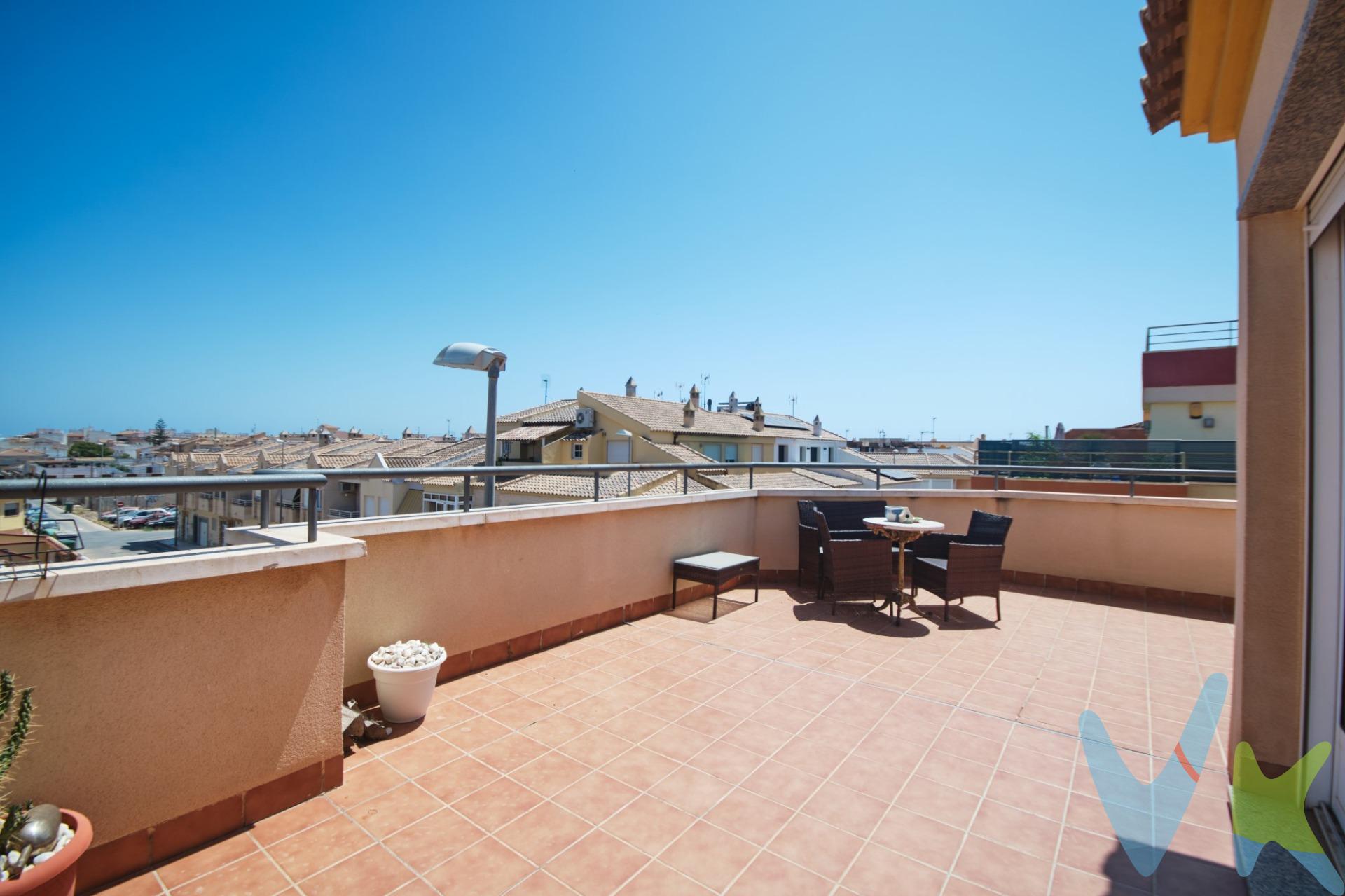 ¡Se vende luminoso ático de 2 dormitorios con espectacular terraza en Pilar de la Horadada!. Si buscas una vivienda cómoda, luminosa y con un gran espacio exterior para disfrutar del aire libre, esta es tu oportunidad. La vivienda se distribuye en un salón-comedor amplio y muy luminoso con cocina integrada, dos dormitorios y un baño completo, ofreciendo un espacio funcional y acogedor para el día a día. Se vende amueblado y dispone de aire acondicionado en el salón, lo que permite entrar a vivir desde el primer momento. Sin duda, uno de sus mayores atractivos es su magnífica terraza de aproximadamente 45 m², ideal para relajarse, tomar el sol o disfrutar de comidas y reuniones al aire libre durante todo el año. Ubicada en un edificio tranquilo con tan solo seis viviendas, lo que aporta mayor privacidad y un ambiente muy agradable. El edificio dispone de ascensor, actualmente fuera de uso, con posibilidad de volver a ponerse en funcionamiento en el futuro. La vivienda se encuentra conforme a las fotografías, reflejando fielmente su estado actual. Situada en una zona consolidada de Pilar de la Horadada, con todos los servicios a pocos minutos: comercios, colegios, ayuntamiento, restauración y zonas de ocio. Además, a escasa distancia en coche de las playas. Gastos de comunidad: 365 €/año. IBI: 180 €/año. Una excelente oportunidad tanto como vivienda habitual, segunda residencia o inversión. Por mandato expreso del propietario, comercializamos este inmueble en exclusiva compartida, lo que garantiza un servicio de calidad, un trato fácil y personalizado, una gran difusión en nuestras redes compartidas y sin interferencias de terceros. Por este motivo se ruega no molestar al propietario, a los ocupantes de la propiedad, a los vecinos o conserjes del edificio si los hubiera. Si eres una agencia, llámanos colaboraremos contigo.