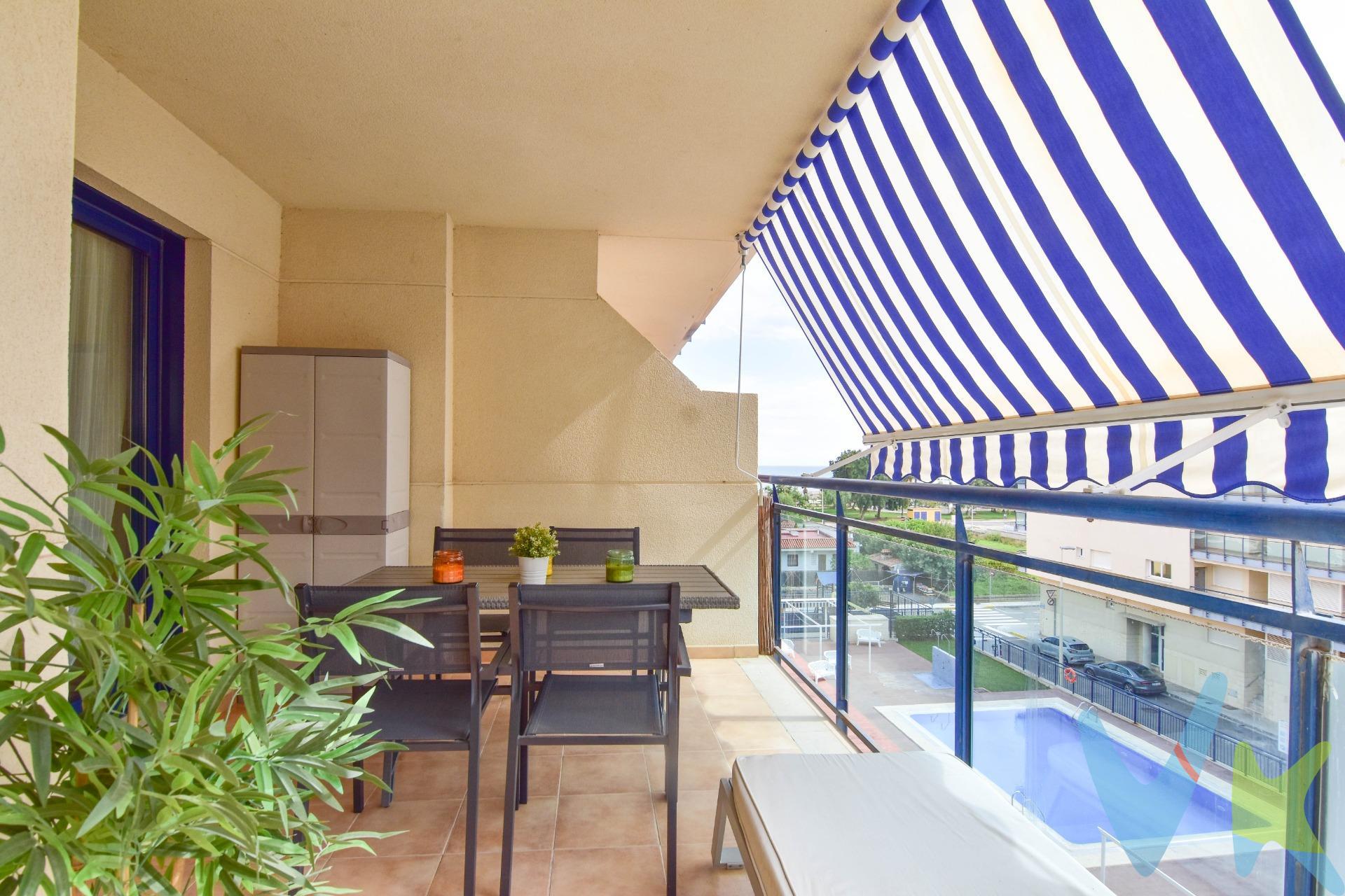 Hay viviendas que son prácticas… y después están aquellas que, además, te permiten disfrutar de una forma de vida diferente. Este apartamento en Moncofa reúne precisamente eso: una vivienda cómoda, una urbanización pensada para disfrutar y un entorno donde el Mediterráneo se convierte en parte de tu día a día. Ubicado en MARISMAS RES DUNAS, una urbanización que invita a disfrutar del exterior sin salir de casa, podrás relajarte en sus zonas ajardinadas, ver a los más pequeños disfrutar en el parque infantil o refrescarte en su piscina comunitaria durante los meses de verano. Y es que aquí, el atractivo no está únicamente dentro de la vivienda. Está en poder bajar de casa y tener un pequeño espacio de vacaciones durante todo el año. La vivienda se encuentra en una tercera planta con ascensor y cuenta con una distribución cómoda y funcional. Dispone de 2 dormitorios con armarios empotrados, un baño completo con plato de ducha, salón comedor, cocina y una de esas estancias que marcan la diferencia: una terraza de 14 m², perfecta para desayunar al aire libre, tomar algo al final del día o simplemente disfrutar del buen clima mediterráneo. Además, para que no tengas que preocuparte por nada, la vivienda incluye plaza de garaje y trastero. Y saliendo de la urbanización, Moncofa te ofrece ese equilibrio tan buscado entre tranquilidad y servicios: playas, paseo marítimo, zonas de ocio y espacios naturales para caminar, practicar deporte o simplemente desconectar. Su litoral cuenta con diferentes playas y servicios, mientras que el entorno del Belcaire permite disfrutar de rutas junto al mar y espacios naturales. Una vivienda para vivirla, disfrutarla y sentir que cada día puede tener un poquito de vacaciones. O simplemente, puedes convertirlo en tu hogar, vivir tranquil@ y a un paso de la playa. . Nota: Agencia Registrada con el Nº 1395 en el Registro Obligatorio de Agentes Inmobiliarios de la Comunitat Valenciana, consultable en la web de la Generalitat Valenciana. La oferta está sujeta a cambios de precio o retirada del mercado sin previo aviso. La información contenida en el presente anuncio se facilita a título meramente informativo y no contractual, los datos, descripciones, superficies, imágenes y cualquier otro contenido del mismo pueden estar sujetos a errores u omisiones al ser facilitados por terceros. El precio de venta publicado no incluye los honorarios de intermediación inmobiliaria, ni los impuestos legalmente aplicables (IVA o ITP), ni los gastos derivados de la compraventa, tales como notaría, registro y gestoría, ni aquellos derivados de la financiación, en caso de existir. Por mandato expreso del propietario, este inmueble se comercializa en régimen de exclusiva, garantizando al interesado un acceso completo a la información y una gestión profesional, transparente y sin interferencias de terceros. Se ruega no molestar al propietario, a los ocupantes del inmueble ni a los vecinos. Agentes inmobiliarios con cliente interesado pueden contactar con la agencia para colaborar. Nuestro departamento financiero puede conseguir tu financiación. ¡Consúltanos!