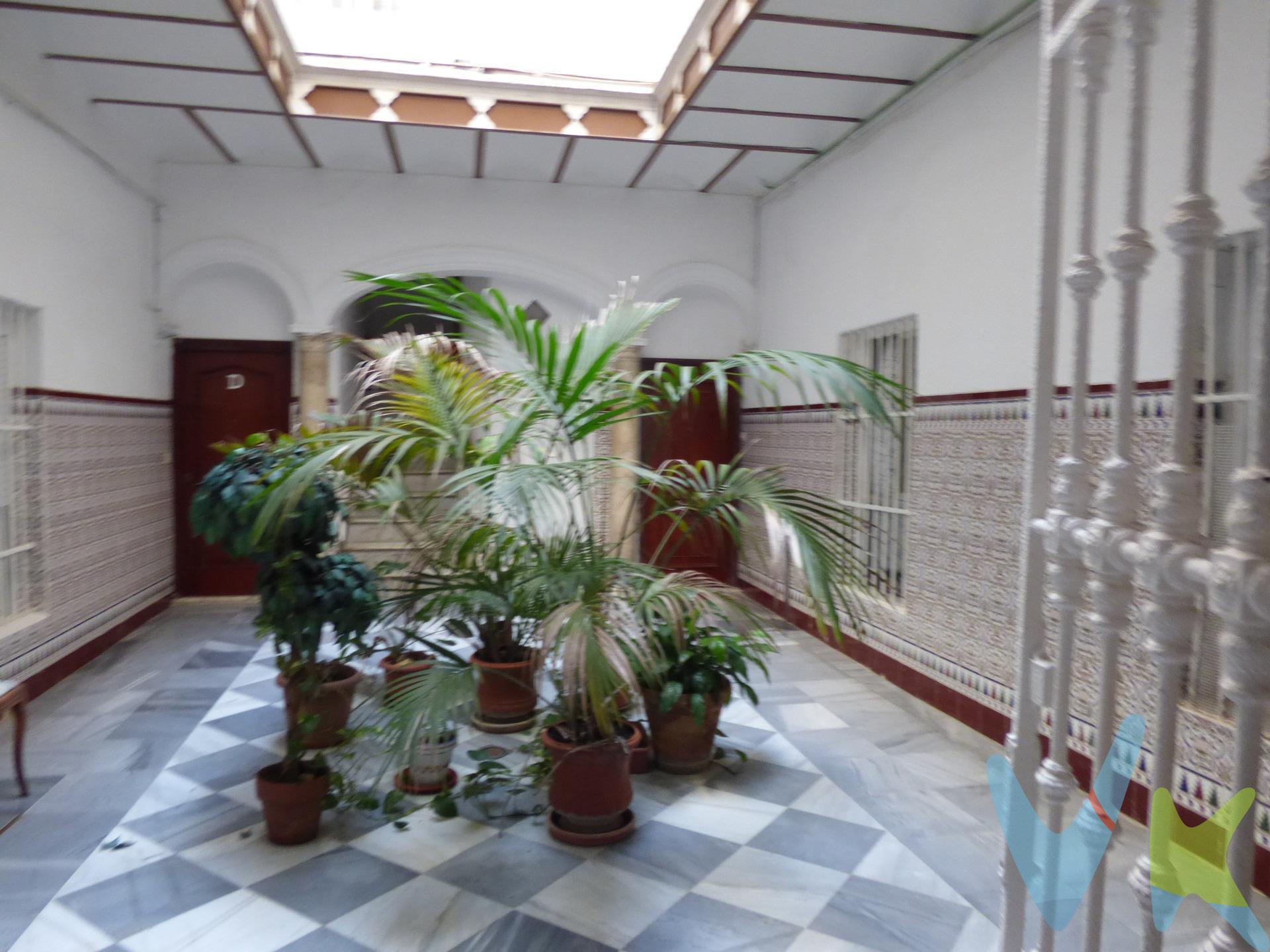 ¿Busca un hogar espacioso en una ubicación inmejorable? Esta vivienda es perfecta para ti. Situada en una calle tranquila, a pocos pasos de la emblemática iglesia de San Lorenzo, esta propiedad ofrece el equilibrio ideal entre comodidad, amplitud y ubicación. Con una generosa superficie, es ideal para quienes desean vivir con amplitud o para familias numerosas que valoran el espacio y la tranquilidad. Además, por sus características y distribución, ofrece un gran potencial de inversión; existe la posibilidad de dividir en dos viviendas independientes, lo que se convierte en una excelente opción tanto para vivir como para rentabilizar. Una oportunidad única para disfrutar de un entorno agradable, con todos los servicios cerca, en un hogar lleno de posibilidades. Informamos a nuestros clientes de que los gastos de notaría, registro, gestoría, impuestos y los honorarios de la agencia no están incluidos en el precio. A su vez, disponemos del documento informativo abreviado de la propiedad (según decreto 218/2005, del 11 de octubre) y de seguro de caución, para la protección del dinero entregado como señal para la reserva de una vivienda o inmueble. Por mandato expreso del propietario, comercializamos este inmueble en exclusiva, lo que le garantiza el acceso a toda la información, a un servicio de calidad, un trato fácil, sencillo y sin interferencias de terceros. Por este motivo, se ruega no molestar al propietario, a los ocupantes de la propiedad o a los vecinos. Muchas gracias por su comprensión.