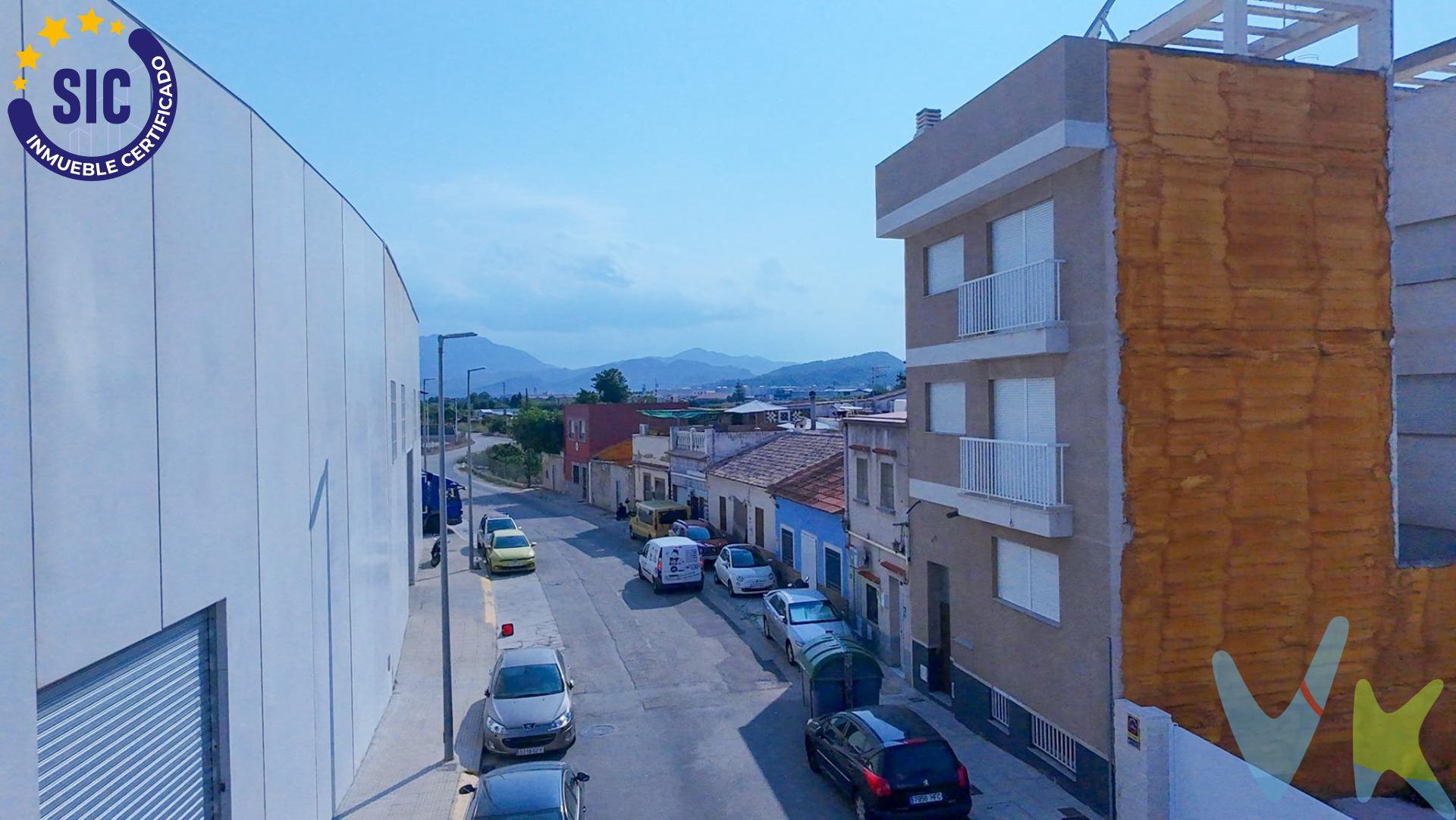 ¡Magnífica oportunidad para construir tu futuro en Gandía!.  Parcela urbana de 106 m², situada en una zona muy tranquila, a solo 10 minutos del centro y con todos los servicios a tu alcance.  Lo mejor de este terreno:. ●	Suelo urbano listo para edificar. ●	Acceso cómodo desde la carretera de Alacant. ●	Supermercados y servicios cercanos. ●	Entorno residencial tranquilo. ●	Espectaculares vistas a las montañas del Mondúber. Disfruta de la tranquilidad de la naturaleza sin renunciar a la comodidad de vivir junto a la ciudad. Una parcela ideal para crear la casa de tus sueños o realizar una inversión segura. . La descripción del presente inmueble e imágenes tienen mero carácter informativo y en ningún caso carácter contractual, pudiendo ser modificados por la inmobiliaria comercializadora sin que ello implique responsabilidad alguna frente a terceros. En el precio de venta a público, esta propiedad NO incluye los gastos de adquisición (Notario, registro, gestión, honorarios, etc…).