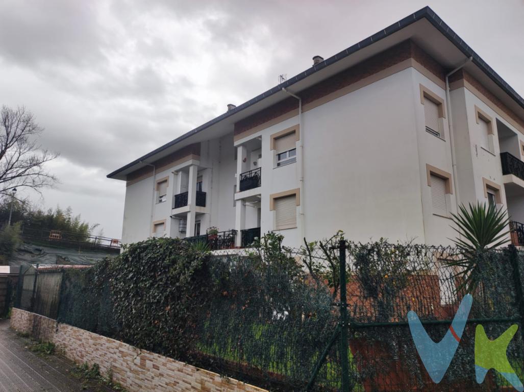 ¡¡MAGNÍFICO PISO EN VENTA EN GUARNIZO!!Si buscas un piso en una zona tranquila y bien comunicada con Santander, te presentamos esta magnífica vivienda que cuenta con TRES HABITACIONES amplias y muy luminosas. La habitación principal con orientación Sur, lo que garantiza sol durante gran parte del día, incluye también un gran armario empotrado.Dispone de DOS BAÑOS COMPLETOS, uno con bañera y otro con ducha.La COCINA ES INDEPENDIENTE, moderna y funcional, con isla central y acceso directo a la TERRAZA donde se encuentra el tendedero, que a su vez conecta con el SALÓN -COMEDOR que es AMPLIO Y SOLEADO creando un espacio continuo y muy agradable. Además, este magnífico piso cuenta con una amplia PLAZA DE GARAJE donde se puede poner, incluso, un armario para almacenaje.La vivienda se encuentra en una urbanización privada en la que próximamente se habilitará en la zona verde común que posee, una piscina o zona infantil, lo que añade un gran valor de futuro.Es una oportunidad ideal tanto como vivienda habitual como inversión, por su distribución, orientación y entorno.¡¡¡¡No pierdas esta oportunidad y ven a verlo cuanto antes!!!!! ¡¡Estaremos encantados de atenderte!!!Al comprador se le cobrará un 1% de gastos de gestión + IVA.Los precios mostrados no incluyen impuestos de transmisión patrimonial ni gastos de notaría y registro.  