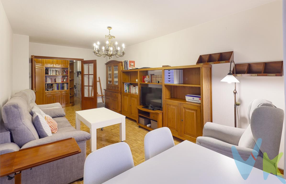  **Se Vende Piso Amplio y Luminoso en una Ubicación Inmejorable en La Arena, Gijón**Presentamos esta magnífica oportunidad de adquirir un piso excepcional ubicado en una de las zonas más codiciadas de Gijón, La Arena. Este inmueble en venta cuenta con todas las características necesarias para convertirse en el hogar ideal para familias o aquellos que buscan espacio y comodidad en una ubicación céntrica.Con 93 metros cuadrados útiles y 103,76 metros cuadrados construidos, este piso ofrece un espacio generoso que satisface las necesidades de cualquier persona que valore la amplitud y la distribución eficiente. Situado en la segunda planta de un sólido edificio construido en 1989, la propiedad garantiza una estructura fiable y perdurable. Además, el edificio está equipado con un ascensor, facilitando así el acceso y proporcionando comodidad a sus residentes.El piso dispone de tres habitaciones, todas ellas bien iluminadas gracias a las grandes ventanas que permiten la entrada de abundante luz natural, creando un ambiente cálido y acogedor en cualquier estación del año. Cada dormitorio está diseñado para ofrecer privacidad y tranquilidad, siendo perfectos para el descanso y el confort.La sala de estar es amplia y versátil, el lugar perfecto para reunirse con la familia o para disfrutar de momentos de relajación. Su distribución ofrece variadas opciones para el mobiliario, permitiéndote personalizar el espacio según tus gustos y necesidades. La cocina, equipada y funcional, invita a los amantes del arte culinario a preparar deliciosas comidas. Los detalles cuidados en los acabados y la atmósfera acogedora hacen de este ambiente un lugar encantador para compartir momentos inolvidables.Otro de los atractivos de este inmueble es su conveniente ubicación. Situado en el barrio de La Arena, el piso se encuentra rodeado de todos los servicios necesarios para mejorar tu calidad de vida, incluyendo supermercados, colegios, centros de salud y una excelente conexión con el transporte público. Paradas de autobús cercanas facilitan el acceso al resto de la ciudad, lo que convierte este piso en una opción ideal tanto para quienes trabajan en Gijón como para aquellos que disfrutan de la playa, ya que se encuentra a un paso de las mejores playas de la ciudad.No podemos olvidar mencionar que, para tu mayor comodidad, este piso incluye un trastero dentro de la vivienda, indispensable para el almacenamiento extra que cualquier hogar necesita. Mantener tus pertenencias organizadas y tu hogar despejado será sencillo con este espacio adicional.Este piso en La Arena representa una oportunidad única de vivir en una zona privilegiada de Gijón, con todas las comodidades al alcance de la mano. Se trata de un inmueble que combina un ambiente acogedor y funcional con una ubicación que ofrece todas las ventajas de la vida urbana. No pierdas la oportunidad de visitar este magnífico piso y descubrir por ti mismo todo lo que tiene para ofrecer. Contacta con nosotros para agendar una visita y enamórate de tu futuro hogar.No dudes en coordinar una visita para sentir de primera mano las posibilidades que este piso ofrece. Estamos aquí para asistirte y resolver cualquier duda que puedas tener, asegurando así una experiencia de compra transparente y satisfactoria.Confía en Profesionales acreditados. Disponemos de las certificaciones CRS y Realtor y todos nuestros agentes tienen la titulación AIR (Agentes inmobiliarios Registrados). Tenemos más de 30 años de experiencia en el sector. Todas las cantidades recogidas como depósito están garantizadas mediante seguro de caución.Consulta nuestras reseñas en Google y descubre por qué tantos clientes confían en nosotros.El precio NO incluye: Impuestos, gastos de Notaría, registro y honorarios de los servicios contratados por los compradores a la Agencia Inmobiliaria.A título orientativo, en segundas transmisiones, el comprador abonará el Impuesto sobre Transmisiones Patrimoniales (ITP). Para consultar los porcentajes del ITP en Asturias puede hacerlo a través de la web oficial de servicios tributarios del Principado de Asturias https://sede.tributasenasturias.es/sites/sede/default/es_ES/Que-quieres-hacer/Transmisiones-Patrimoniales-y-AJD. La base imponible será el mayor valor entre precio de compraventa, tasación o valor de referencia catastral. Gastos de notaría y registro según aranceles variables según precio, número de copias y complejidad.El comprador escoge libremente notario. El vendedor asume la plusvalía y el resto de gastos son del comprador. Si se precisa hipoteca: Tasación, condiciones y costes bancarios según entidad elegida por el comprador; así como los gastos de gestoría y cualesquiera otros inherentes a la formalización de la compraventa. De acuerdo con la ley, no se incluyen en el precio otros gastos o tributos que legalmente correspondan al comprador. Honorarios de intermediación inmobiliaria a cargo del vendedor.El consumidor tiene derecho, conforme a la normativa vigente, a disponer de información y documentación adicional relativa al inmueble y condiciones de la compraventa, accesible en la sede física de la Agencia Eurocasa Gijón, en Santa Doradía, nº 14-Bajo, en Gijón, o a través del correo electrónico info@eurocasagijon.com. La agencia actúa exclusivamente como intermediaria en la operación. Cualquier compraventa y sus condiciones quedan sujetas en todo caso a la aceptación expresa del vendedor del inmueble y a la posterior formalización del correspondiente contrato. El presente anuncio tiene carácter meramente informativo; la información suministrada se corresponde con la disponible a la fecha de publicación, pudiendo variar en función de las circunstancias o actualizaciones legales, contractuales y fiscales. 