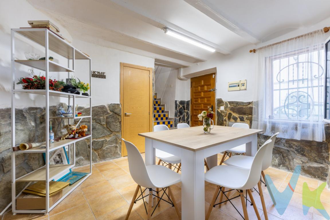 Casa en Sagunto zona casco antiguo.Te presentamos esta magnífica vivienda situada en Casco Antiguo de Sagunto, un lugar con gran tradición y encanto, donde se respira historia pero sin renunciar a la comodidad de tener todos los servicios a mano.Con una superficie construida de aprox. 126 m², esta casa ofrece espacios amplios y bien distribuidos, pensados para la vida familiar y el disfrute diario.Características principales:.3 habitaciones con buena iluminación natural, ideales como dormitorios, despacho o espacios polivalentes.1 baño completo y 1 aseo, prácticos y funcionales.Salón comedor espacioso, perfecto para reuniones familiares o momentos de relax.Cocina independiente, con espacio suficiente para cocinar con comodidad.Balcón y terraza, dos espacios exteriores donde podrás disfrutar del clima mediterráneo, montar una zona chill out o incluso un pequeño huerto urbano.Suelo de parquet y gres, una combinación que aporta calidez en las estancias principales y resistencia en las zonas de uso intensivo.Orientación Este/Norte, lo que garantiza estancias luminosas y agradables durante gran parte del día, con vistas amplias que aportan sensación de desahogo.Detalles adicionales:.La vivienda cuenta con calificación energética: E.Su distribución la convierte en una opción muy versátil, tanto si buscas tu hogar familiar como si deseas invertir en una zona con alta demanda.Ubicación privilegiada:.Situada en una de las calles más características del casco histórico, cerca de monumentos, colegios, comercios locales, transporte público y servicios esenciales, sin perder la tranquilidad de un barrio con esencia mediterránea. Además, se encuentra a pocos minutos en coche de las playas de Puerto de Sagunto y con buenas conexiones hacia Valencia y Castellón.Una casa con personalidad, amplia y con todo lo necesario para entrar a vivir. ¡Ven a descubrirla, te sorprenderá!.REF: 4638.