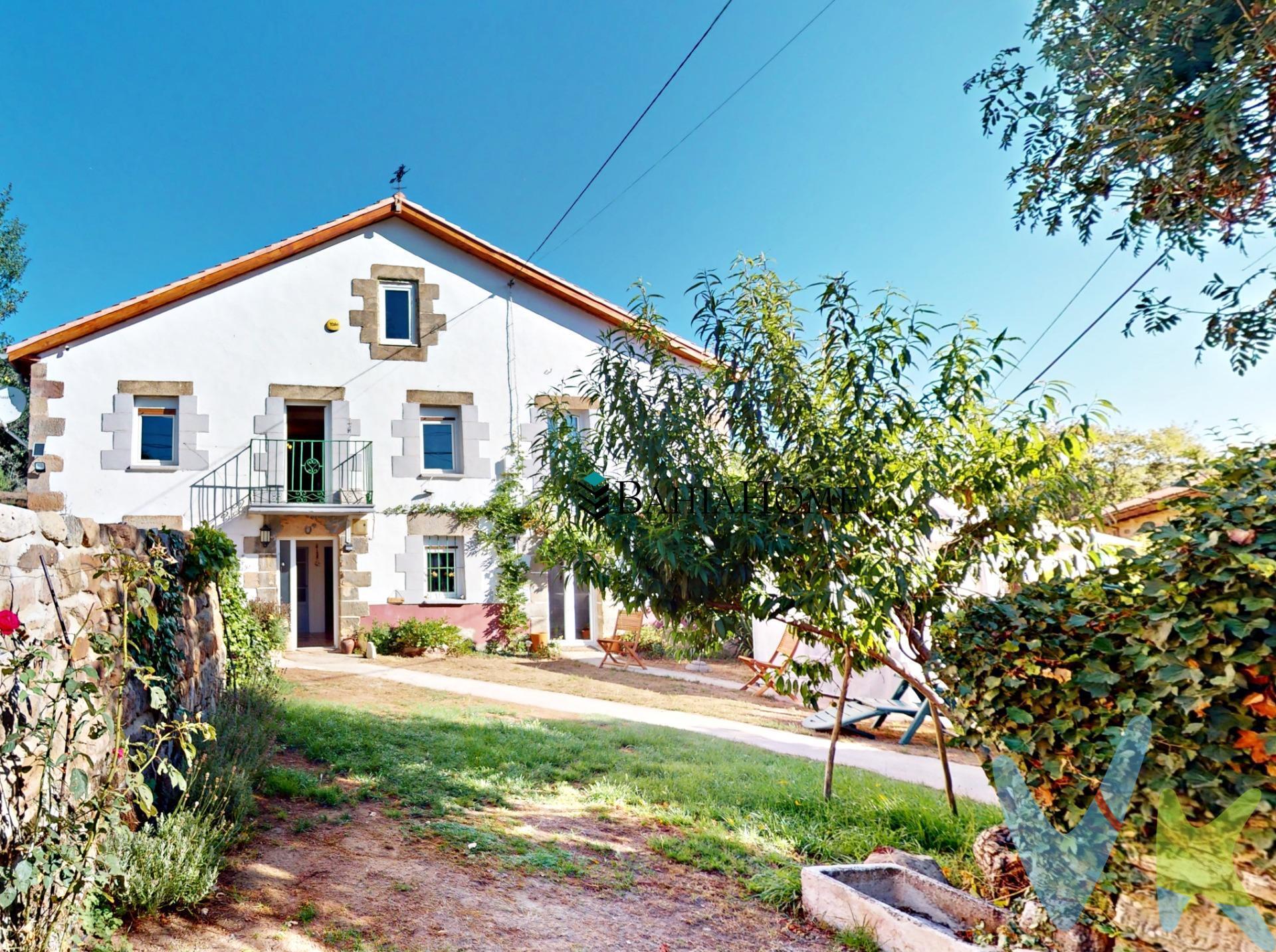 🏡 Casa independiente de piedra totalmente reformada con 633 m² construidos sobre una parcela de 1545 m². Un entorno perfecto para desconectar, disfrutar de reuniones familiares o simplemente escuchar el silencio de la naturaleza. 💼 IDEAL COMO:. - Vivienda principal o segunda residencia. - Negocio rural (casa rural, turismo activo). - Amantes de la naturaleza y el senderismo. - Familias que buscan tranquilidad y espacio. - Inversores que desean una propiedad en un entorno turístico. . 📐DISTRIBUCIÓN:.    👉 Planta baja:. -  Cocina independiente totalmente equipada. -  Amplio y luminoso salón-comedor. -  Baño completo. -  Terraza ideal para disfrutar de las vistas y el aire libre.    👉 Primera planta:. -  Cuatro dormitorios dobles, cada uno con su encanto particular. -  Baño completo. 🌍 UBICACIÓN PRIVILEGIADA:. La vivienda se encuentra en La Puente del Valle, al sur de la comunidad de Cantabria, lindando con las provincias de Burgos y Palencia, en un enclave estratégico de gran belleza natural y cultural. 🌊 ENTORNO:. - Paseos junto al río Ebro. - Centro de Interpretación La Piedra en Seco y la Iglesia de San Roque y Santa María. - Molino del Puente y Humilladero de las Ánimas. - Yacimiento arqueológico de La Peña de San Pantaleón. - Cerca de Orbaneja del Castillo, embalse del Ebro y las pistas de esquí de Alto Campoo. 📍 Una oportunidad única para vivir rodeado de naturaleza, historia y comodidad. 🔔 ¡Solicita una visita sin compromiso! ✨