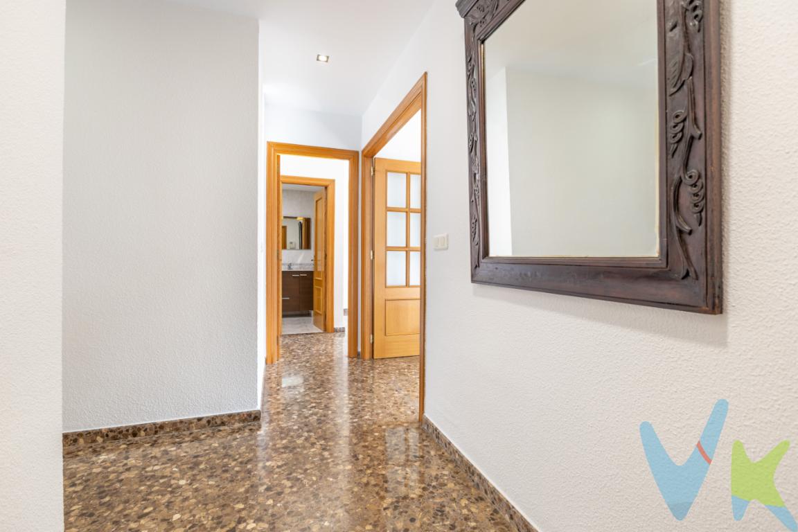 VIVIENDA EN REGIMEN DE VP0.Presentamos un excepcional piso en venta ubicado en la zona de San José - Los Metales, en Sagunto. Este inmueble está diseñado para aquellos que buscan confort y una buena conexión con el entorno. Con una superficie útil de 82,74 metros cuadrados y 93,69 metros construidos, esta vivienda se sitúa en la quinta planta de un edificio de reciente construcción, erigido en el año 2002, lo que garantiza estructuras modernas y eficientes.Disfrute de las ventajas de contar con ascensor, facilitando así el acceso a la propiedad. La vivienda dispone de un garaje, un valor añadido en esta área, ya que permite estacionar sin preocupaciones en una zona donde el aparcamiento puede ser complicado. Uno de sus atractivos más notables es el balcón, desde donde podrá disfrutar de vistas al mar, un lujo que infunde tranquilidad y bienestar en el día a día.El piso cuenta con tres habitaciones espaciosas, perfectas para acomodar a toda la familia o destinar alguna de ellas a un despacho o sala de juegos. La casa está semi amueblada con gusto y equipada con electrodomésticos. La cocina, corazón de la vivienda, está equipada con horno, encimera y extractor, facilitando las labores diarias y asegurando momentos inolvidables en familia.El salón, acogedor y luminoso, se convierte en un espacio ideal para el descanso y la convivencia, proporcionando un ambiente cálido y armonioso. Desde aquí puede accederse al balcón, lo que garantiza una magnífica fuente de iluminación y ventilación natural durante gran parte del día.La ubicación es otro de los grandes alicientes de este inmueble. Se encuentra en un área bien comunicada, cerca de paradas de autobús que permiten un acceso rápido al centro de la ciudad y alrededores. Vivir en San José - Los Metales significa disfrutar de un barrio en auge, con todos los servicios necesarios al alcance: supermercados, colegios, centros de salud y zonas de ocio se sitúan a escasos minutos de la vivienda.No deje pasar la oportunidad de conocer personalmente este piso excepcional. Ideal para quienes valoran vivir en un entorno vibrante, con facilidades modernas y con el mar a solo un paso. Este inmueble representa una excelente inversión, ofreciendo todas las prestaciones imprescindibles para hacer su vida más cómoda y apacible.Le invitamos a programar una visita para descubrir en detalle cada espacio y sentir por usted mismo la atmósfera acogedora de esta vivienda. Llegar a casa será siempre un placer al residir en este piso, donde cada rincón está pensado para ofrecer la máxima calidad de vida.Contáctenos para más información; estaremos encantados de proporcionarle todos los detalles que precise. No deje que se le adelanten y aproveche esta oportunidad única de adquirir un hogar que encarna el equilibrio perfecto entre modernidad, confort y localización estratégica. Atrévase a dar el paso hacia una vida más completa en un hogar que tiene todo lo que está buscando.El precio indicado no incluye gastos ni otros conceptos. A tal efecto, se informa que al referido precio habrá que añadirle los gastos propios de la transmisión inmobiliaria, entre los que cabe enumerar los siguientes: honorarios notariales, impuesto al que se encuentre sujeta la transmisión (Impuesto sobre el Valor Añadido o Impuesto sobre Transmisiones Patrimoniales ), gastos de inscripción en el Registro de la Propiedad y honorarios de intermediación de la agencia inmobiliaria.Por mandato expreso del propietario, comercializamos este inmueble en exclusiva, por lo que garantizamos un servicio de calidad, un trato fácil, sencillo y sin interferencias de terceros. Por este motivo, se ruega no molestar al propietario, a los ocupantes de la propiedad, a los vecinos, o conserjes del edificio o urbanización si los hubiera. Muchas gracias por su comprensión. La oferta está sujeta a cambios de precio o retirada del mercado sin previo aviso. Este anuncio en su conjunto, incluyendo textos, fotos, imágenes o cualquier otro contenido del mismo, no es vinculante dado que la información es ofrecida por terceros y puede contener errores. Se muestra a título informativo y no contractual.Este inmueble se vende en cuerpo cierto y las medidas expuestas en el anuncio son aproximadas.Agencia Registrada con el N.º 1844 en el Registro Obligatorio de Agentes Inmobiliarios de la Comunidad Valenciana. Puede consultar en la web de la GVA.  