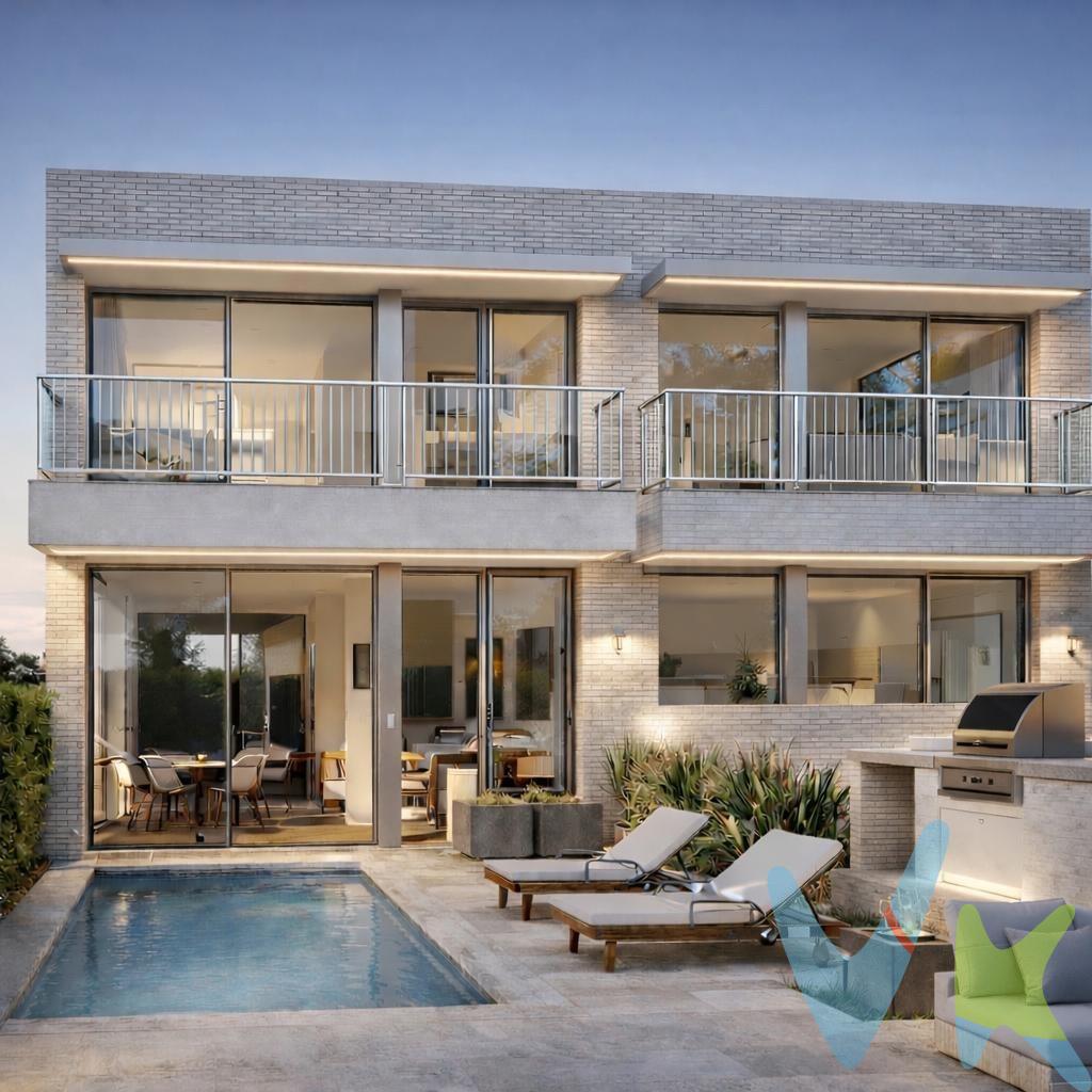 ESTRENA TU HOGAR: Casa pareada de diseño con jardín privado y piscina. ¿Buscas el equilibrio perfecto entre independencia y comodidad? Presentamos esta exclusiva vivienda pareada en construcción, diseñada para quienes no se conforman con lo convencional. Diseño de concepto abierto con grandes ventanales que integran el salón con el jardín privado. Espacios que respiran. Calificación energética A, sistema de aerotermia y aislamiento de última generación (ahorro real en tus facturas). Calidades de Lujo. Superfície útil de 153m² con una distribución que comprende planta baja con garaje, salón-comedor, cocina, baño y terraza. Primera planta con 3 Dormitorios (Suite principal con vestidor), dos baños, balcón a la calle y terraza posterior.  . No esperes a que esté terminada! Los mejores proyectos se venden sobre plano. Ubicada en calle tranquila al lado de gran avenida, cerca de todos los servicios de la población. Les Roquetes de Sant Pere de Ribes es un núcleo urbano muy bien comunicado. Está situado en la comarca del Garraf, a cinco minutos de Sitges, a 20' del aeropuerto del Prat y a 30' de Barcelona por autopista. Las playas de Vilanova le quedan muy cerquita, tanto, como para ir paseando o en bicicleta. Las fotografías e imágenes carecen de valor contractual, únicamente ilustrativas y sujetas a modificaciones. El precio no incluye impuestos (ITP, IVA y AJD), ni los gastos de notario ni los de registro. Certificado Energético: Referencia zf99xlvv4 Consumo de energia A 31 Kwh/m² año Emisiones A 5 Kg CO2/m² año. Licencia de Obras Mayores número  06070101/2024/88 . 