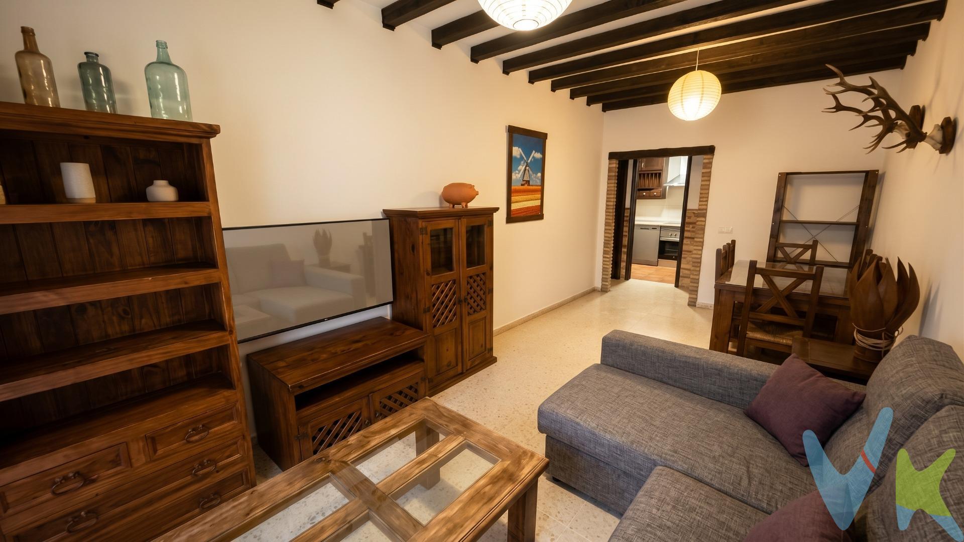 Vivienda VPO situada en la zona de Carretera de Medina, en planta baja y con una distribución cómoda y funcional. Cuenta con 3 dormitorios, amplio salón, cocina amueblada, baño completo y patio privado, ideal para disfrutar de un espacio exterior propio. Además, dispone de plaza de garaje, aportando comodidad y practicidad al día a día. Una buena oportunidad para quienes buscan una vivienda de 3 dormitorios con patio y garaje en Chiclana. Consultar requisitos y condiciones para la adquisición de vivienda VPO.  PISO VPO con 79 m2 construidos (70 m2 utiles) que cosnta de 3 dormitorios, salon , baño, cocina, patio y plaza de garaje. LE GUSTARA !!!. En cumplimiento de las obligaciones de información previstas en la Ley 10/2025, de 28 de diciembre, de servicios de atención a la clientela y transparencia, así como en la normativa sectorial vigente, se hace constar que el precio indicado no incluye los gastos e impuestos inherentes a la adquisición, los cuales se desglosan a continuación:. •	Impuesto sobre Transmisiones Patrimoniales (ITP): Se aplicará el tipo impositivo vigente en la Comunidad Autónoma de Andalucía (generalmente el 7% , sin perjuicio de tipos reducidos del 3,5% o 6% aplicables según las circunstancias personales del comprador o las características del inmueble). El impuesto se devenga sobre el Valor de Referencia de Catastro o el precio de venta, aquel que resulte superior. •	Gastos de Notaría: Los honorarios notariales se calcularán conforme al arancel oficial regulado en el Anexo I, del Real Decreto 1426/1989, de 17 de noviembre, por el que se aprueba el arancel Notarial. (Cálculo aproximado: 1.500 €, de los que la parte vendedora abonará el coste de la Escritura matriz y la parte compradora, las copias). Más información: https://www.boe.es/buscar/act.php?id=BOE-A-1989-28111 . •	Gastos de Registro: La inscripción en el Registro de la Propiedad se facturará según el arancel oficial establecido en el ANEXO I, del Real Decreto 1427/1989, de 17 de noviembre, por el que se aprueba el arancel Notarial. Más información: https://www.boe.es/eli/es/rd/1989/11/17/1427. •	Financiación externa: En el caso de necesitar financiación, sumarán los gastos de la Entidad financiera (Gestoría, tasación, seguros,…) . •	Honorarios Agencia del Vendedor: incluidos en el PVP. •	Honorarios Agencia del comprador: La agencia informa que los honorarios ascenderán a un 4% + IVA, sobre el valor de compra. Para una información exhaustiva sobre el funcionamiento, tipos impositivos y bonificaciones del ITP en Andalucía:. https://www.juntadeandalucia.es/organismos/economiahaciendayfondoseuropeos/areas/tributos-juego/tributos/paginas/impuestos-cedidos-transmisiones.html;. La agencia dispone de documentación e información adicional relativa al inmueble, que podrá ser solicitada por el consumidor. A su vez, disponemos del Documento Informativo Abreviado de la propiedad (Según Decreto 218/2005, del 11 de Octubre) y de Seguro de Caución, para la protección del dinero entregado como señal para la Reserva de una vivienda. La agencia efectúa una labor de intermediaria.