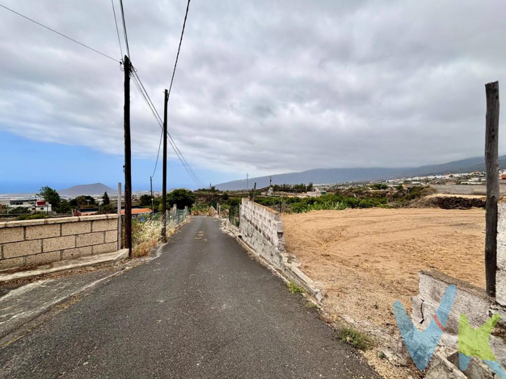 Hay lugares que inspiran desde el primer momento. Este terreno rústico de 4.149 m² en Arafo, en la zona de Camino La Tomática, es uno de esos rincones donde puedes imaginar un nuevo comienzo, un refugio, un proyecto de vida o simplemente un espacio donde respirar en calma. Ubicado en una zona tranquila y con vistas abiertas, este terreno ofrece una combinación perfecta de privacidad, comodidad y conexión con el entorno natural. Tiene un acceso muy cómodo, compartido solo con los propietarios de otras fincas, y está a pie de carretera, lo que lo hace práctico y accesible en todo momento. Dispone de luz y agua, además de una edificación existente que puedes reformar y un antiguo tanque de agua. Todo está preparado para que puedas darle forma a tus ideas. Con este amplio terreno consigues espacio, libertad, vistas, y silencio. Y lo mejor es que estás cerca de todo, a pocos minutos del centro de Arafo. Si buscas una finca con posibilidades, buena ubicación y acceso directo, esta puede ser la tuya. Llámame. No pierdas esta oportunidad. 