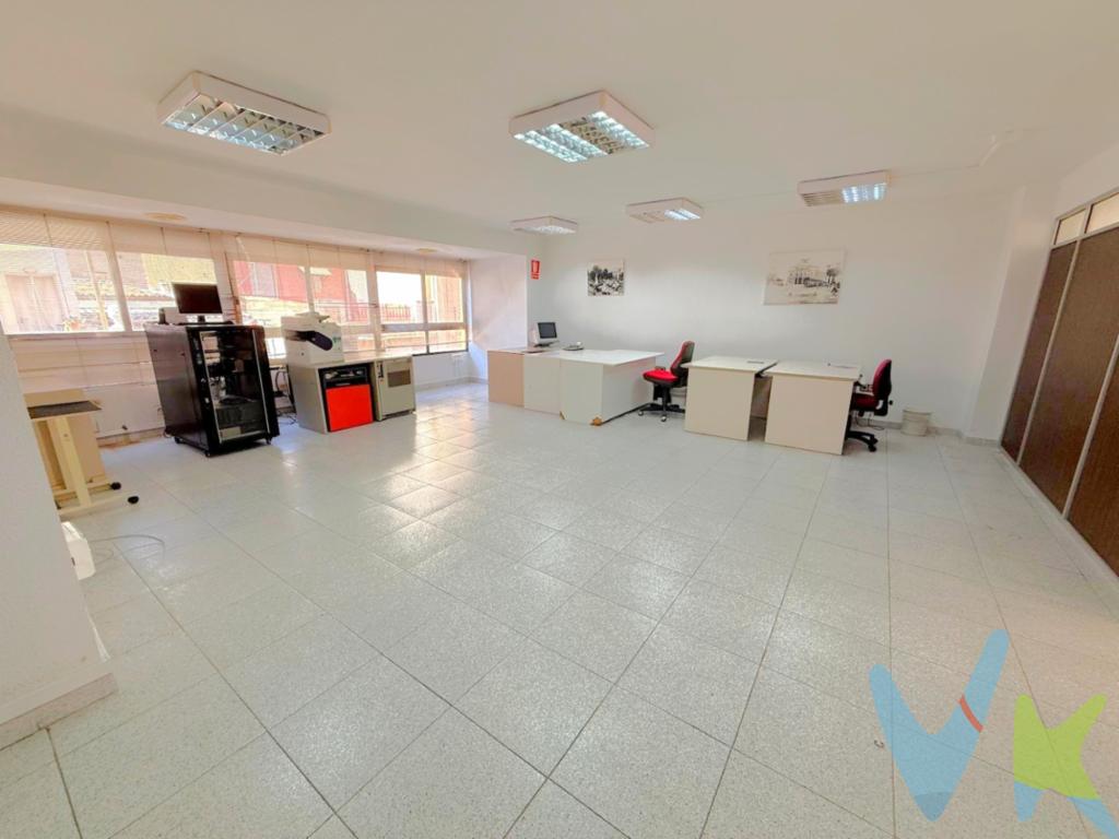  **Oficina en Venta en Castellón de la Plana, Zona Centro - Hospital - Plaza del Real**Ubicada en el corazón de Castellón de la Plana, en la prestigiosa zona del Centro - Hospital - Plaza del Real, esta oficina ofrece una oportunidad única para establecer su negocio, ( con limitaciones, debido a las actuales normas urbanísticas), como por ejemplo ¡¡TRASTEROS!!, tan demandados actualmente. en un entorno dinámico y céntrico. Con una superficie útil de 225 metros cuadrados y 285 metros construidos, este inmueble destaca por su amplitud y comodidad, ofreciendo un espacio generoso. Antaño era una prestigiosa gestoría y aún conserva la LICENCIA EN VIGOR, por lo que si se quiere para ejercer la misma actividad, no sería problema.Situada en la segunda planta de un edificio histórico, construido en 1965, la oficina goza de una presencia distinguida que combina la elegancia de antaño. El ascensor facilita el acceso, garantizando comodidad para usted y sus clientes. El edificio ha sido cuidadosamente mantenido, y su ubicación estratégica en una de las zonas más solicitadas de la ciudad.La zona Centro - Hospital - Plaza del Real es reconocida por su animada actividad comercial y excelente conectividad. Con una amplia variedad de servicios a su alrededor, como restaurantes, tiendas y bancos, así como acceso rápido a transporte público, esta ubicación facilita la vida cotidiana tanto a empleados como a clientes.Además, la cercanía a instituciones importantes en la ciudad significa que estará siempre al corazón de las actividades económicas y culturales, lo que representa una ventaja significativa .No deje pasar la ocasión de visitar este magnífico espacio. Concertar una visita es sencillo y estaremos encantados de mostrarle esta oficina.Agencia Registrada con el número 1.399 en el Registro Obligatorio de Agentes Inmobiliarios de la Comunidad Valenciana. Puede consultar en la web de la GVA. Gastos e impuestos no incluidos en el precio. A título orientativo, en segundas transmisiones, el comprador abonará el Impuesto sobre Transmisiones Patrimoniales (ITP), cuyo tipo general en la Comunidad Valenciana es el 10% (*) sobre la base imponible, que será el mayor valor entre precio de compraventa, tasación o valor de referencia catastral. Gastos de notaría y Registro de la Propiedad: aproximado entre 1.000 y 2.000 euros (aranceles variables según precio, número de copias y complejidad). El comprador escoge libremente notario. El vendedor asume, por ley, los gastos que le correspondan, salvo pacto contrario. Si se precisa hipoteca, tasación, condiciones y costes bancarios según entidad elegida por el comprador; así como los gastos de gestoría y cualesquiera otros inherentes a la formalización de la compraventa. De acuerdo con la ley, no se incluyen en el precio otros gastos o tributos que legalmente correspondan al comprador. Los honorarios de intermediación inmobiliaria al vendedor no incluidos en el precio. Los honorarios de intermediación inmobiliaria al comprador: 2,2% + IVA calculados sobre el precio de venta con un mínimo de 3.000 euros + IVA(*) Consultar condiciones concretas según circunstancias personales o régimen fiscal aplicable. Puedes llamar al y te informaremos de tu caso en concreto.El consumidor tiene derecho, conforme a la normativa vigente, a disponer de información y documentación adicional relativa al inmueble y condiciones de la compraventa, accesible en la sede física de la agencia situada en Avenida Rey Don Jaime nº74, 7ºB, Castellón de la Plana. La agencia actúa exclusivamente como intermediaria en la operación. Cualquier compraventa y sus condiciones quedan sujetas en todo caso a la aceptación expresa del vendedor del inmueble y a la posterior formalización del correspondiente contrato. El presente anuncio tiene carácter meramente informativo: la información suministrada se corresponde con la disponible a la fecha de publicación, pudiendo variar en función de las circunstancias o actualizaciones legales, contractuales y fiscales. 