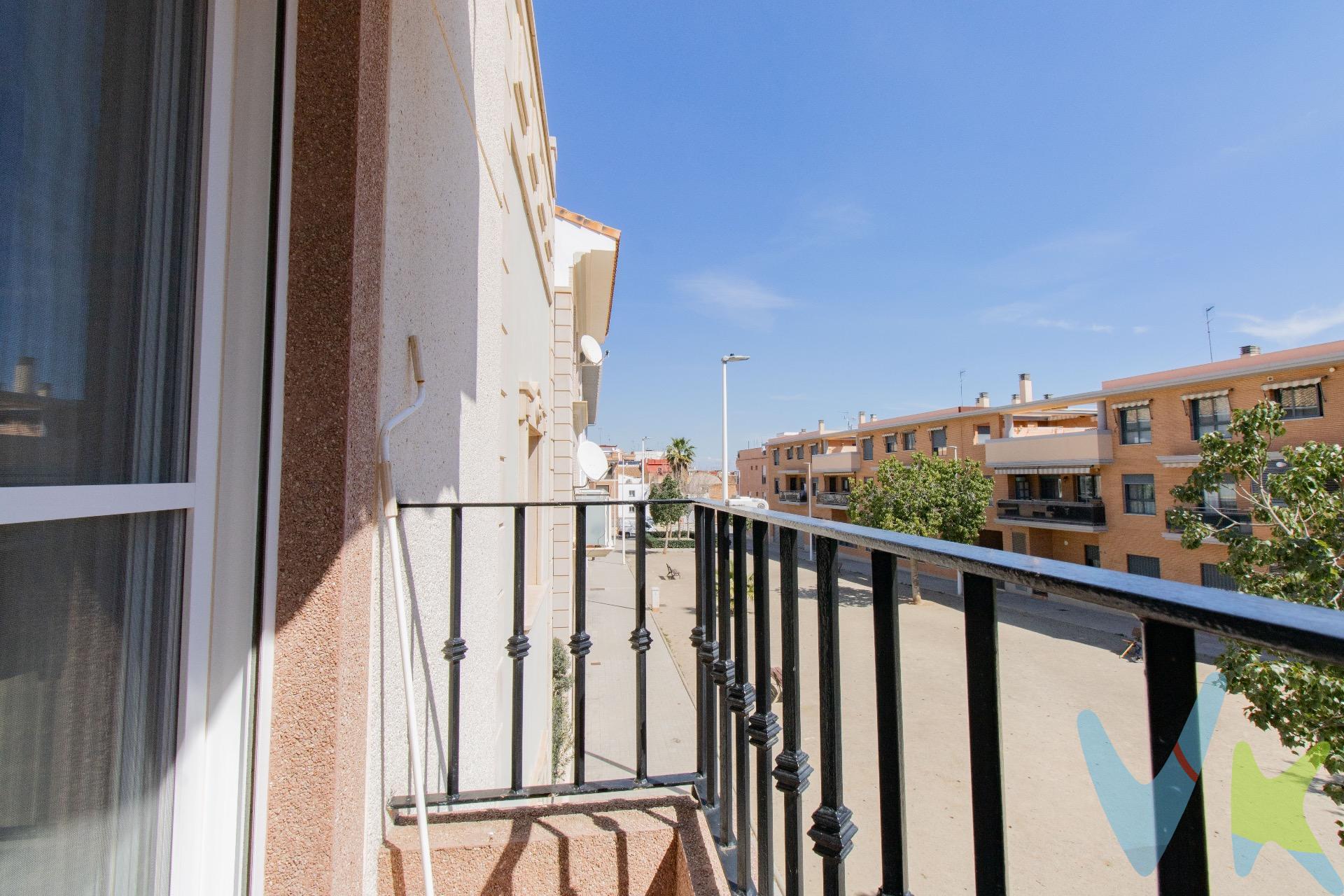 Si estás buscando un hogar espacioso, bien ubicado y en perfecto estado, este piso en Plaza Enric Valor, Santigons, es ideal para ti. Situado en una finca cuidada del año 2006, está listo para entrar a vivir sin necesidad de reformas. Cuenta con tres habitaciones dobles, dos baños reformados con ducha, uno de ellos en-suite, y una habitación principal con balcón y vistas a una plaza muy tranquila. El salón comedor es amplio y luminoso, con acceso a una terraza acristalada que puede disfrutarse todo el año gracias a sus cristales retráctiles. La cocina está totalmente equipada con electrodomésticos nuevos y tiene acceso a un patio interior privado que aporta mucha luz natural. Además, dispone de plaza de garaje y trastero incluidos en el precio, aire acondicionado por splits y calefacción de gas con caldera nueva. Está ubicado en una de las mejores zonas de Puzol, a pocos pasos de la estación de tren, a 20 minutos de Valencia y rodeado de todos los servicios. Los muebles también están a la venta, por lo que puedes llevártelo tal cual y empezar a disfrutarlo desde el primer día. Llámanos y ven a verlo, te encantará.