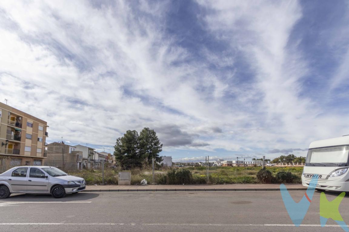 Nos complace presentarles una finca excepcional situada en el corazón de Rafelbuñol-Rafelbunyol, una localidad que combina tradición y modernidad en la provincia de Valencia. Este terreno urbano en venta ofrece enormes posibilidades, tanto para aquellos que desean disfrutar de un entorno tranquilo y natural.Rafelbuñol-Rafelbunyol goza de una situación geográfica privilegiada, con excelentes comunicaciones que hacen de este lugar una opción perfecta para vivir o invertir. La cercanía a la estación de metro añade un valor incalculable al poder desplazarse cómodamente por el área metropolitana de Valencia sin necesidad de utilizar el coche. Esto lo convierte en un enclave ideal para construir una vivienda unifamiliar. Además, el municipio cuenta con una gran cantidad de servicios, tanto deportivos, como educativos, y comerciales.Con un potencial ilimitado, esta propiedad invita a soñar con un proyecto personalizado. Desde la posibilidad de construir una casa exclusiva hasta el desarrollo de un complejo residencial, las opciones son casi infinitas. La finca ofrece la flexibilidad y el espacio necesarios para cualquier tipo de idea que se quiera materializar. Además, el acceso a la red eléctrica representa una ventaja considerable al minimizar costes y tiempos en posibles construcciones futuras.La tranquilidad del ambiente y la amabilidad de sus gente hacen de Rafelbuñol-Rafelbunyol un lugar acogedor donde cualquier proyecto tiene la posibilidad de florecer. Las inversiones en esta área han demostrado ser muy rentables dado el crecimiento urbano experimentado en los últimos años en toda la comarca. Este factor convierte a esta finca en una oportunidad de inversión con un futuro promisorio.Si está en busca de una inversión que cumpla con sus expectativas y deseos, esta finca es, sin duda, la alternativa que estábamos esperando presentar. No se pierda la ocasión de hacer realidad sus sueños en un entorno lleno de posibilidades y comodidades modernas. Esperamos su contacto para organizar una visita que seguramente superará sus expectativas. Disponemos de disponibilidad para visitas, no dude en llamarnos para más información.Se muestra a título informativo y no contractual. El precio no incluye lo siguiente: Honorarios de la agencia inmobiliaria, impuestos (IVA, ITP) y otros gastos de la Compraventa (notaria, gestoría y registro).