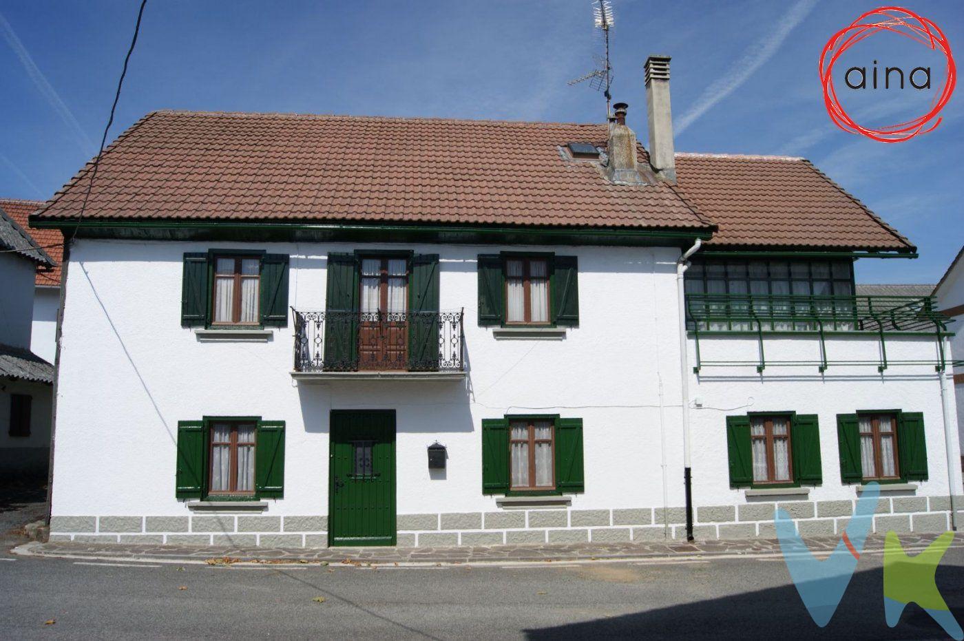 Casa adosada en Burguete, localidad del pirineo navarro atravesada por la ruta principal del camino de Santiago. Cerca de la colegiata de Roncesvalles. Una zona de gran valor turístico.  En el centro del pueblo la casa  tiene un  tamaño perfecto y buena distribución:.  En la planta baja esta la  Sala, gran cocina comedor, un baño completo y cuarto de caldera, en la primera planta 4 dormitorios, vestidor y otro baño, en bajo Cubierta una estancia diáfana con gran altura para almacenamiento o adecuar a otros usos.  La casa ha sido cuidada aunque requiere actualización. Además tiene la posibilidad de segregar y convertirla en 2 viviendas independientes y un estudio en la buhardilla.  Si buscas una segunda residencia, una propiedad con posibilidades alquiler turístico o una vivienda en un lugar espectacular no dudes y ¡llámanos para verla!