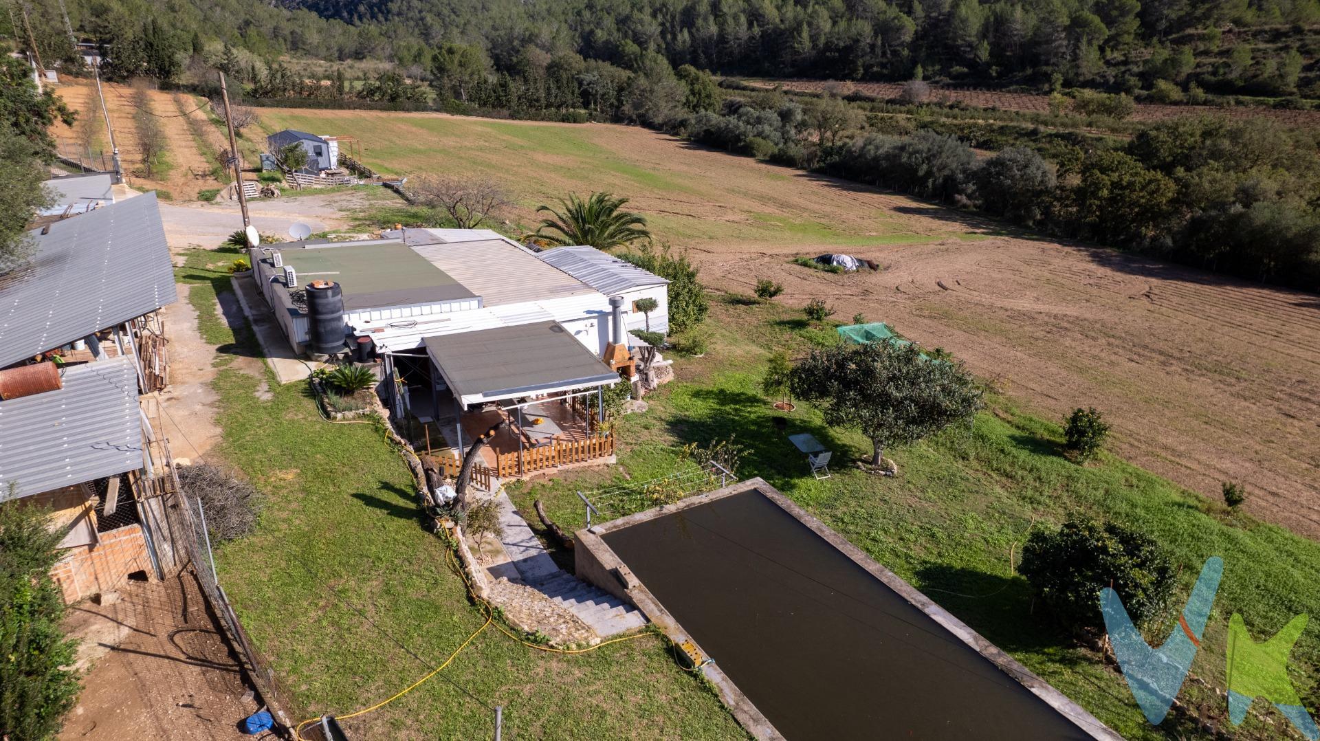 Te imaginas vivir en tu finca y poder ser casi autosuficiente??. Ubicación:  . Situado en un entorno idílico para los amantes de la naturaleza, este inmueble se encuentra a 5 minutos de Sant Pere de Ribes y a 12 minutos de Sitges, justo en el kilómetro 10.9 de la carretera comarcal BV-2111 que conecta Sant Pere de Ribes con Olivella. . Terreno:  . La propiedad abarca más de 20.000 m² de terreno llano y despejado, con forma rectangular, lo que permite una amplia variedad de usos. Es ideal para quien desee establecer un huerto ecológico, plantar árboles frutales o incluso desarrollar viñedos. . Vivienda:. La finca cuenta con una acogedora vivienda unifamiliar aislada de una sola planta, con una superficie de 97,58 m². La casa ha sido reformada recientemente y dispone de:  . - Un amplio salón-cocina-comedor con espacios luminosos.  . - Un baño completo modernizado.  . - Tres habitaciones, perfectas para una familia o para recibir visitantes.  . - Salida a un porche con zona de BBQ, un lugar ideal para disfrutar de momentos al aire libre con amigos y familiares.  . Otros Edificios y Características:  . - Trastero adosado.  . - Varios cobertizos.  . - Garaje y almacenes destinados a maquinaria agrícola.  . - La vivienda está equipada con calefacción y aire acondicionado, garantizando confort durante todo el año.  . Características del Terreno:  . - Secano: 6.038 m²  . - Regadío: 15.000 m²  . - Balsa de agua: 80 m³  . - Pozo para abastecimiento de agua.  . - Maquinaria agrícola incluida, como un tractor, así como un depósito de gasoil de 5000L para su funcionamiento y otro de 1000L para el hogar. . Conclusión: . Esta finca es una oportunidad única para quienes deseen vivir en un entorno natural privilegiado, con todas las comodidades y servicios urbanos a un paso. Perfecto para disfrutar de la tranquilidad del campo sin renunciar a la cercanía de la vida urbana. ¡No pierdas la oportunidad de visitarlo!. . NOTA :. En los importe ofertado no están incluidos los impuestos ni las tasas que se aplican en la compraventa o alquiler ni ninguno de los gastos de formalización. Las fotografías, vídeos y demás documentación gráfica pueden no corresponder con la realidad, sí como los metrajes y superficies no tienen carácter contractual. Salvo que se indique específicamente, los muebles y el equipamiento que aparecen en los anuncios no están incluidos en el precio. Tampoco están incluidos en el precios los gastos e impuestos de formalización de la compraventa : IVA, ITP, Notario, Registro, etc. 