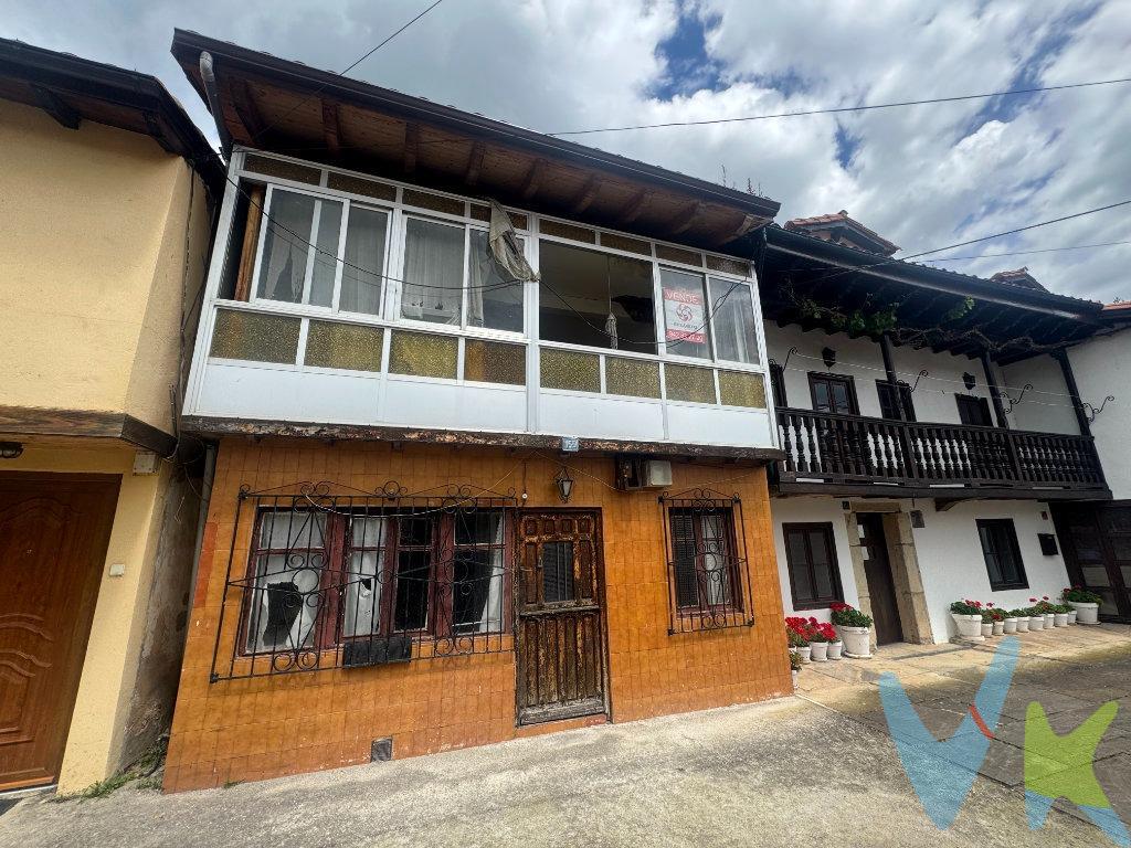 Casa con reforma parcial y muchas posibilidades en Helechas, Arenas de Iguña. Descubre esta encantadora casa en Helecha (Arenas de Iguña), un rincón lleno de posibilidades rodeado de naturaleza, montaña y tranquilidad, a solo minutos de Arenas de Iguña y Molledo. Dos habitaciones, un baño, y todo el encanto de lo rural. Esta vivienda, actualmente a medio reformar, conserva el alma de lo auténtico: pared de piedra original con huecos ya abiertos para ventanas y un tejado completamente nuevo. ¡La base perfecta para diseñar tu refugio ideal!. Incluye una cuadra/almacén con pajar y garaje cerrado justo enfrente. ¿Quieres un taller, un estudio o simplemente espacio extra? Aquí lo tienes. A un paso del río, ideal para amantes del senderismo, la pesca o simplemente para desconectar del ruido y conectar con lo natural.  Bien comunicado: transporte público cercano que te conecta con todo sin renunciar a la paz del entorno. Todo esto por solo 68.000 €. Un precio excepcional para una propiedad con tanto potencial.  Ideal como vivienda habitual, segunda residencia o proyecto turístico.  Haz realidad ese proyecto de vida que tanto has soñado. . Gastos de transacción: . Compra sujeta al impuesto de Transmisiones Patrimoniales. El adquiriente se hará cargo del coste de la escritura y su inscripción en el Registro de la Propiedad.  . 