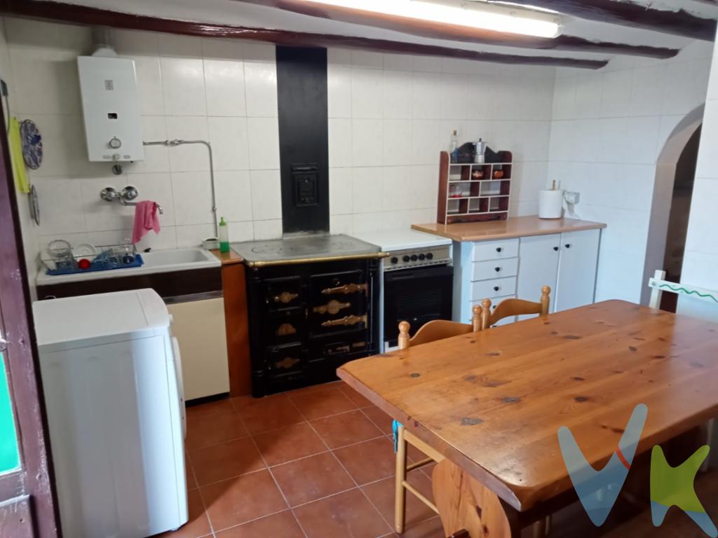 Aibar, situado en la merindad de Sanguesa, a 38 km de Pamplona, con muchísimo turismo, fiestas propias, con todos los servicios, colegio, farmacias, todo lo que necesitas. Aquí vendemos esta acogedora casa de pueblo de tres plantas.En la planta baja: recibidor amplio, baño completo, almacén. Subimos y en la primera planta hay un salón, cocina de leña, electrodomésticos, una despensa. Segunda planta: cuatro habitaciones, dos de ellas alcobas. Electricidad y cuadro de luz nuevos, baño con ducha reformado recientemente, agua caliente con calentador de butano,  tejado arreglado, la casa no tiene humedades. En el precio está incluido un pajar enfrente de la casa, podrás convertir lo en un almacén o garaje, lo que tu quieres, incluso en una casa, ya que se ha hecho consultas en ayuntamiento. El precio del pajar solo son 6.000 euros. La casa no dispone de cédula de habitabilidad, lo que impide una financiación. Llama y quedamos para verla.   