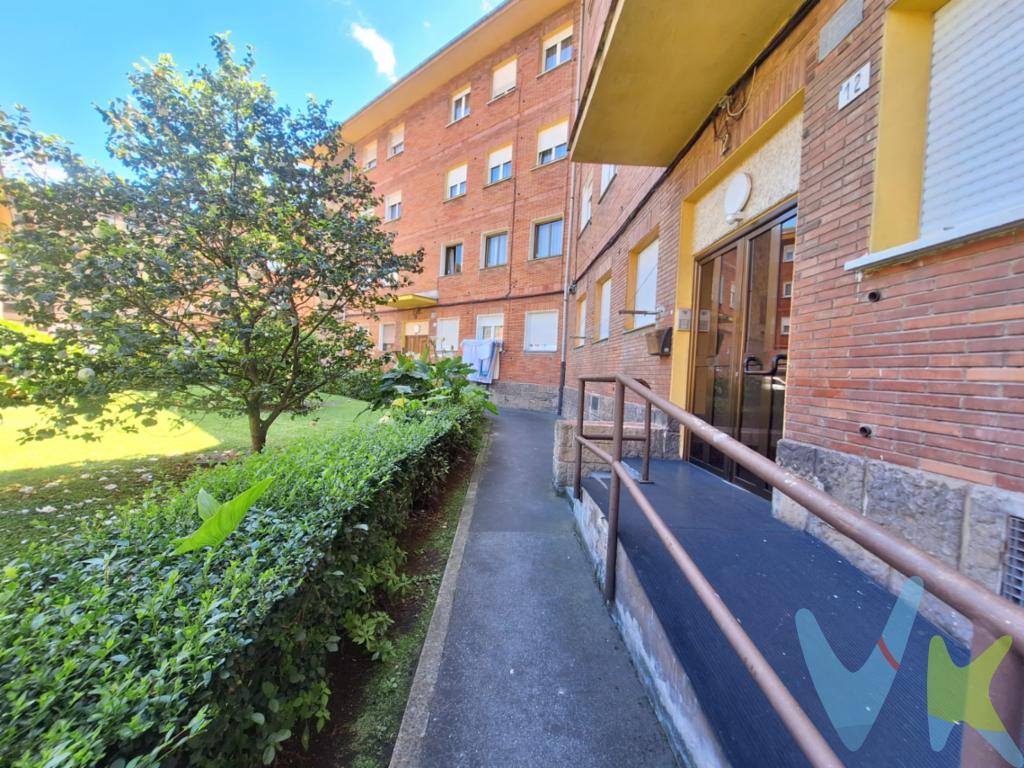 Os presentamos EL PISO QUE ESTÁBAIS BUSCANDO todo exterior.? Ubicación estratégica en el barrio de La Calzada - SIN ASCENSOR ? 60 m² útiles  ?? 3 habitaciones  ?? Salón amueblado y acogedor ?? Cocina equipada con electrodomésticos ? 1 baño con ventana ? Terraza privada cerrada de 5 m² ? 3ª planta en edificio de 1960  ? Excelente comunicación con líneas de autobús cercanas? Zona con todos los servicios: supermercados, colegios, tiendas y centros de salud ? Ideal como primera vivienda o inversión ? Vivienda funcional y cómoda Gastos e impuestos no incluidos en el precio. A título orientativo, en segundas transmisiones, el comprador abonará el Impuesto sobre Transmisiones Patrimoniales (ITP). Para consultar los porcentajes del ITP en Asturias puede hacerlo a través de la web oficial de servicios tributarios del Principado de Asturias https://sede.tributasenasturias.es/sites/sede/default/es_ES/Que-quieres-hacer/Transmisiones-Patrimoniales-y-AJD. La base imponible será el mayor valor entre precio de compraventa, tasación o valor de referencia catastral. Gastos de notaría y registro según aranceles variables según precio, número de copias y complejidad.  El comprador escoge libremente notario. El vendedor asume la plusvalía y el resto de gastos son del comprador. Si se precisa hipoteca: Tasación, condiciones y costes bancarios según entidad elegida por el comprador; así como los gastos de gestoría y cualesquiera otros inherentes a la formalización de la compraventa. De acuerdo con la ley, no se incluyen en el precio otros gastos o tributos que legalmente correspondan al comprador. Honorarios de intermediación inmobiliaria a cargo del vendedor y honorarios de mediación inmobiliaria del 2% más I.V.A. con un mínimo de 2.000 + IVA a cargo del comprador. El consumidor tiene derecho, conforme a la normativa vigente, a disponer de información y documentación adicional relativa al inmueble y condiciones de la compraventa, accesible en la sede física o mediante correo electrónico de la Agencia cuyos datos de contacto aparecen en la página web. La agencia actúa exclusivamente como intermediaria en la operación. Cualquier compraventa y sus condiciones quedan sujetas en todo caso a la aceptación expresa del vendedor del inmueble y a la posterior formalización del correspondiente contrato. El presente anuncio tiene carácter meramente informativo; la información suministrada se corresponde con la disponible a la fecha de publicación, pudiendo variar en función de las circunstancias o actualizaciones legales, contractuales y fiscales.