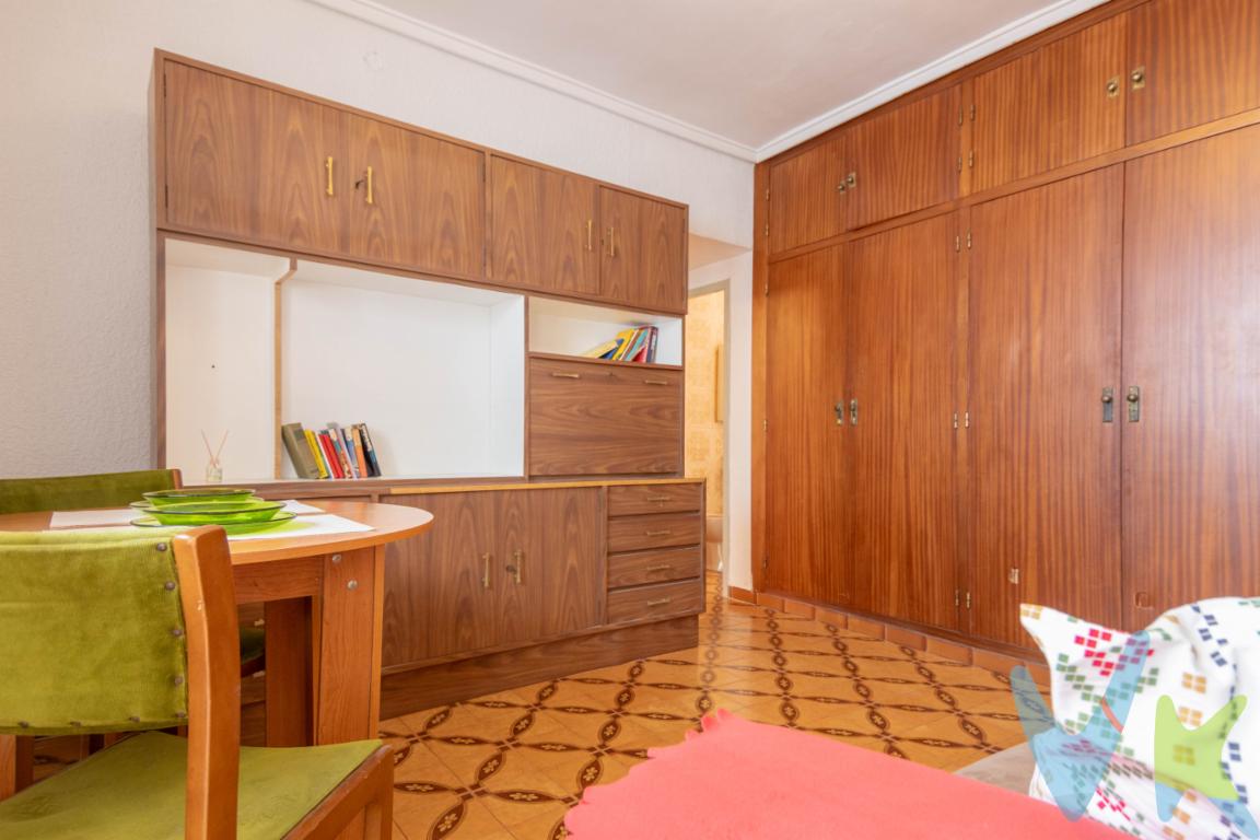  Presentamos una excepcional oportunidad de adquirir este piso en una de las zonas más atractivas de Valencia, concretamente en Poblats Marítims - Nazaret. La vivienda para reformar, consta de tres habitaciones, perfectas para acomodar a una familia o para utilizarlas como despacho, sala de hobbies o gimnasio personal, adaptándose así a las necesidades de sus futuros propietarios. Con 55 metros cuadrados útiles y la superficie construida total, que asciende a 60 metros cuadrados, una distribución bien aprovechada debido a que no tiene casi pasillos.Ubicado en la cuarta planta de un edificio construido en el año 1960 sin ascensor, con posibilidad de instalarlo, ya que hay hueco para ello. La fachada está recién pintada.En cuanto a la conectividad, el transporte público está a tan solo unos pasos de distancia, con el metro y varias líneas de autobuses que facilitan el acceso al centro de Valencia y otras áreas de interés en cuestión de minutos. Esta cercanía ofrece la posibilidad de disfrutar de todo lo que la ciudad tiene para ofrecer, mientras se vive en una comunidad serena, lejos del bullicio del centro urbano.Poblats Marítims - Natzaret es conocida por su encanto marítimo, sus vibrantes mercados locales y una amplia oferta gastronómica, lo que convierte a esta ubicación en un lugar excepcional para vivir. Las playas cercanas y la brisa del mar Mediterráneo brindan una calidad de vida inigualable, invitando a los residentes a disfrutar de largas caminatas por la costa o a participar en diversas actividades acuáticas.Este piso, ofrece la oportunidad de personalizar los espacios a su gusto, ya que su precio competitivo permite realizar renovaciones o actualizaciones según sus preferencias. Es el momento perfecto para invertir en esta propiedad, considerando la creciente revalorización de la zona y el interés continuo en el área por parte de compradores nacionales e internacionales.La ubicación de este piso es inmejorable, ubicada en una de las áreas más vivas y comunicadas de Valencia. Disfrute de la cercanía al transporte público, con paradas de bus y de Metro a escasos minutos de la propiedad, lo que facilita el acceso a cualquier punto de la ciudad. Esto hace que sea una opción perfecta para familias, profesionales o cualquier persona que valore una conexión cómoda con el entorno urbano.El barrio de Poblats Marítims - Natzaret es conocido por su ambiente vibrante y diverso, combinando la esencia mediterránea con la modernidad. Aquí, los residentes disfrutan de una amplia gama de servicios, desde comercios cercanos hasta restaurantes, ofreciendo una experiencia de vida que equilibra comodidad y estilo.Este piso ofrece una excelente relación calidad-precio en una de las zonas más cotizadas de Valencia. Es una oportunidad que no puede dejar escapar si desea invertir en un inmueble que no solo satisfaga sus necesidades de espacio y comodidad, sino que también ofrezca un entorno atractivo y lleno de vida.Situado junto a la Ciudad de las Artes y las Ciencias. Y el Bulevar de las Moreras. El Ayuntamiento de Valencia y el puerto han acordado la creación de un Parque de Desembocadura, parecido al de Cabecera de casi 9 hectáreas de extensión. También se está construyendo una zona deportiva de 90.000 metros cuadrados donde el Levante UD va a instalar su nueva ciudad deportiva.Se accede a Nazaret a través de la autovía CV-500 (autovía de El Saler), 7 así como a través del puente de Astilleros desde el barrio de el Grau. Además, el barrio cuenta con cobertura de la nueva línea 10 de tranvía que conecta con el centro de Valencia en 16 minutos, además de las líneas de autobús EMT Línea 4 de y hacia el Ayuntamiento de Valencia, Línea 30 de y hacia el Hospital Clínico de Valencia, Línea 15 Pinedo-Marqués de Sotelo, Línea 95, Puerto de Valencia- Ciudad de las Artes y las Ciencias- Parque de Cabecera y de la Línea 23 Platges- Creu Coberta (23 sólo en verano) y la nocturna Línea N8.Desde el barrio se puede llegar en menos de 5 minutos andando a la Ciudad de las Artes y las Ciencias a través de un puente peatonal y ciclista.La oferta está sujeta a cambios de precio o retirada del mercado sin previo aviso. Este anuncio en su conjunto, incluyendo textos, fotos, imágenes o cualquier otro contenido de este, no es vinculante dado que la información es ofrecida por terceros y puede contener errores. Se muestra a título informativo y no contractual.El precio anunciado NO INCLUYE los impuestos, ni los gastos como, notario, registro de la propiedad, ni los honorarios de la agencia inmobiliaria.Si tienes que vender antes tu vivienda, llámanos y te asesoramos en cómo hacerlo para tener los mínimos gastos posibles y con todas las garantías.Por mandato expreso del propietario, comercializamos este inmueble en exclusiva, lo que le garantiza el acceso a toda la información, a un servicio de calidad, un trato fácil, sencillo y sin interferencias de terceros. Por este motivo, se ruega no molestar al propietario, a los ocupantes de la propiedad o a los vecinos. Muchas gracias por su comprensión.Invitamos a todos los interesados a concertar una visita para descubrir personalmente todas las virtudes de esta maravillosa propiedad. Estamos seguros de que quedará encantado y verá en este piso una excelente inversión para el futuro. No deje pasar la oportunidad de vivir en una zona en pleno auge, con la tranquilidad y comodidad que se merece.Contacte con nosotros para más información y para agendar una visita. Este acogedor hogar está listo para dar la bienvenida a sus nuevos propietarios. ¡No pierda esta oportunidad única de disfrutar de Valencia en su máxima expresión! 