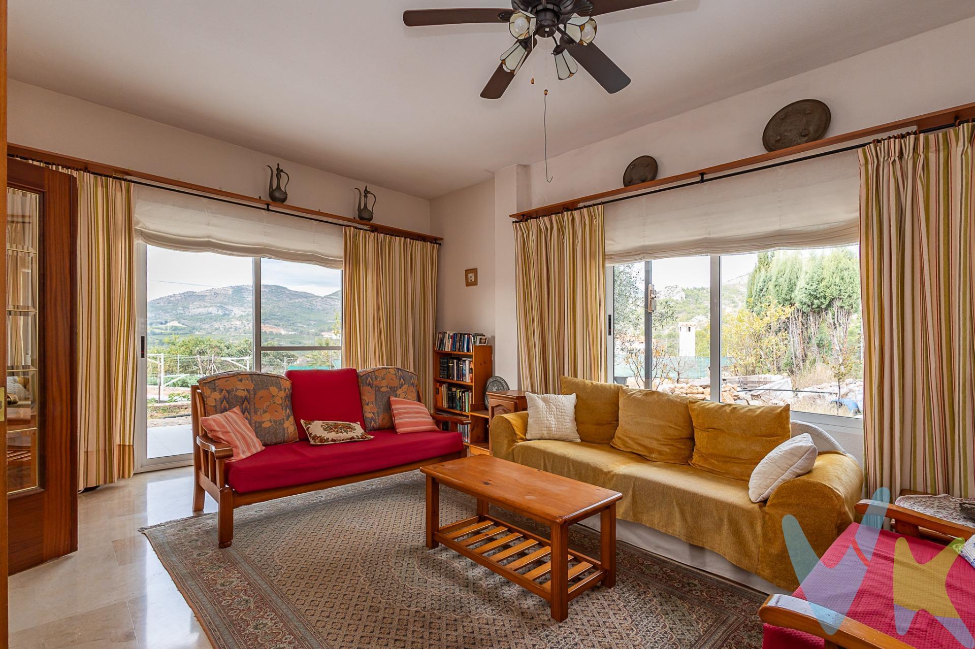 Descubra una propiedad única, ideal tanto para una residencia familiar como para oportunidades de alquiler vacacional. Este chalet, con algunas reformas inteligentes que incluyen una partición interna, ofrece versatilidad y comodidad en un entorno envidiable. Características Principales:. - Vivienda: 366 m² útiles distribuidos en dos plantas, planta sótano y desván. - Parcela: 1133 m² con jardín diversificado, área de barbacoa, canasta de baloncesto y espacio para mascotas. - Piscina: Espaciosa con 50 m² perfecta para disfrutar y relajarse. - Sistema de calefacción central para agua caliente, además sistema independiente en la cocina y baño de la planta baja. Distribución:. - Planta sótano: Garaje para dos vehículos, trastero para depósitos auxiliares de agua, cuarto despensa, dos habitaciones adicionales para almacenamiento, un aseo con ducha. - Planta Baja: Salón comedor, sala de estar, cocina con espacio comedor y baño con ducha. - Segunda Planta: 4 dormitorios con balcones y terraza común, dos baños completos, cocina, y acceso a una partición independiente ideal para invitados o alquiler vacacional. - Desván: Un dormitorio, dos trasteros y amplia terraza. Ubicación Privilegiada:. - Situado en una urbanización elevada con vistas panorámicas. - A solo 5 km de Castellón, 17 km de la playa y 26 km del aeropuerto. Este hogar es ideal para familias grandes o para quienes aman ser anfitriones, proporcionando amplios espacios para convivir, celebrar y crear recuerdos inolvidables. Acércate a la comodidad sin sacrificar la privacidad en una de las zonas más deseadas de la región. ¡No esperes más! Este es el momento para que encuentres el hogar que tu familia y tú se merecen. Contacta para más detalles o para programar una visita y comienza el camino hacia la vida que sueñas. . La descripción del presente inmueble e imágenes tienen mero carácter informativo y en ningún caso carácter contractual, pudiendo ser modificados por la inmobiliaria comercializadora sin que ello implique responsabilidad alguna frente a terceros. En el precio de venta a público, esta propiedad NO incluye los gastos de adquisición ( Notario, registro. gestión, honorarios, etc..). . 