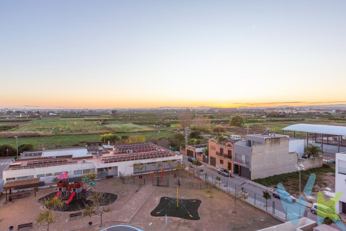 Este exclusivo ático-tríplex en Massalfassar no es solo una propiedad, es un diseño pensado para el bienestar. Su arquitectura inteligente y su carácter bioclimático aprovechan la ventilación cruzada para crear un ambiente siempre cálido, natural y eficiente, protegiendo su descanso y su bolsillo.La experiencia comienza en su planta superior, un espacio polivalente que se abre al mundo a través de dos terrazas enfrentadas. Aquí, el tiempo se detiene: usted elige si desea desayunar con la imponente silueta de la Sierra Calderona como telón de fondo, o si prefiere relajarse al atardecer con las vistas infinitas que funden el azul del Mar Mediterráneo con el verde intenso de la huerta valenciana.La distribución de la vivienda ha sido trazada con maestría para separar los momentos de la vida. En la planta intermedia, un salón acogedor y una cocina funcional se convierten en el epicentro de la vida social. Mientras tanto, la planta inferior queda reservada para la máxima intimidad, albergando tres dormitorios que garantizan un descanso silencioso y fresco, lejos del movimiento del resto de la casa.Pero el privilegio no termina en las puertas de la vivienda. Este tríplex le ofrece un estilo de vida de resort durante todo el año: podrá sumergirse en su piscina climatizada o entrenar en su gimnasio privado sin importar el clima exterior. Todo ello en una comunidad segura con portería, que incluye además plaza de garaje y trastero.Ubicado estratégicamente a tan solo 15 minutos de Valencia, disfrutará de la paz de un entorno privilegiado con conexiones perfectas por carretera, tren y bus. Es la oportunidad de vivir con tranquilidad, rodeado de maravillas funcionales y energéticas, sin renunciar a nada.Recién preparado para usted. Un hogar que no se explica, se siente.__________________  Nuestro servicio con cada uno de nuestros clientes es en exclusividad, por lo que nosotros le garantizamos un servicio de calidad y sencillo sin interferencias de terceros, nuestra inmobiliaria trabaja con exclusividad compartida, por lo que estaremos encantados de colaborar con cualquier agencia o particular que esté interesado en el inmueble. Por ese motivo, se ruega no molestar al propietario o inquilinos de la propiedad. Si usted es un posible cliente o agente inmobiliario, interesado en esta propiedad, no dude en llamarnos a nosotros, estaremos encantados de colaborar. El precio indicado no incluye los honorarios de intermediación inmobiliaria, que deberán ser abonados por el comprador de forma independiente.