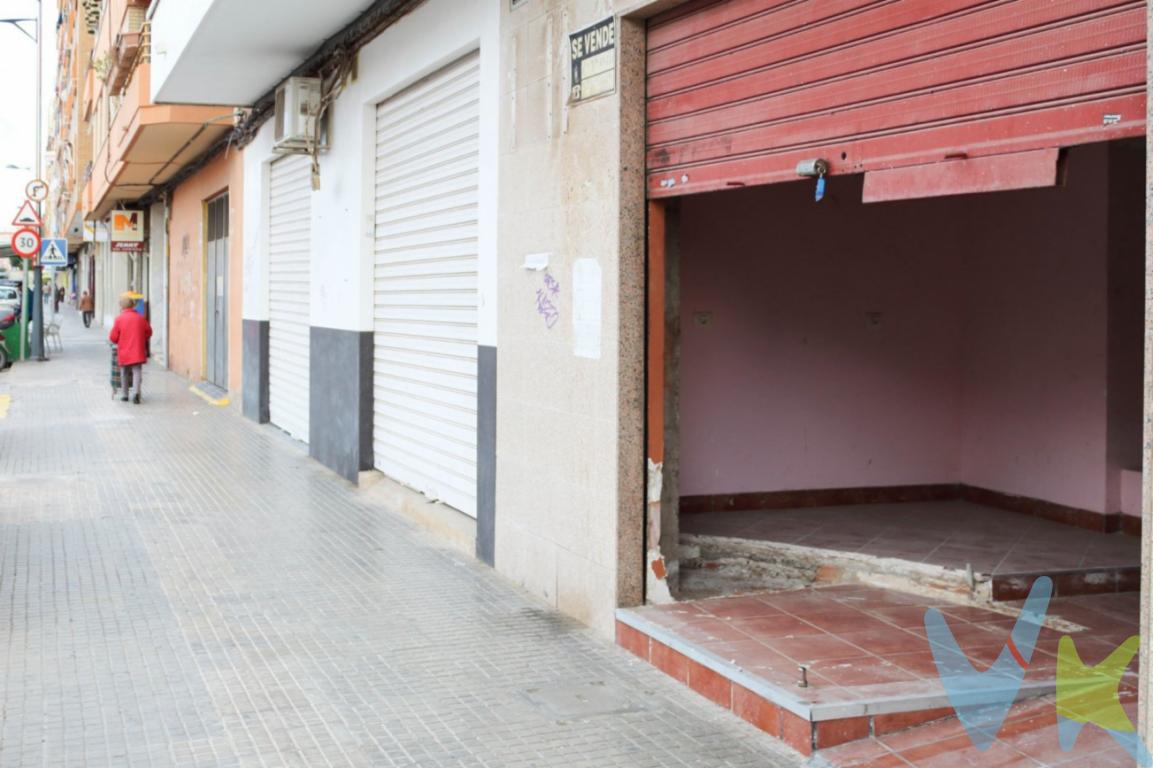 Local comercial en venta, en una de las avenidas principales de Puerto de Sagunto, escasos 300m2. de la Avda. Mediterraneo, zona con mucho transito tanto peatonal como de vehiculos, dispone de un aseo, el resto esta totalmente diafano, para emprender cualquier tipo de negocio.. . Un lugar magnífico para emprender con todas las comodidades.