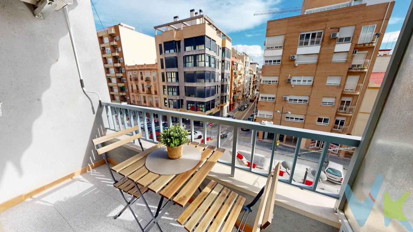 AMPLIO Y LUMINOSO PISO DE 140 M2 CON 4 HABITACIONES, BALCÓN AMPLIO Y ASCENSOR.¿Estás buscando la vivienda perfecta que al verla te convenza por completo de que es tu casa ideal? La casa preparada para convertirla en tu nuevo hogar. Se trata de una vivienda muy amplia de 140 m2 con 4 HABITACIONES y todos los servicios cerca: parada de metro, estación del AVE, autobús, colegios, hospital Doctor Peset, cafeterías, supermercados y muy bien ubicada, una de las zonas más cotizadas de Valencia. Ubicación perfecta para entrada y salida en coche, a un paso del centro de Valencia y con un ambiente tranquilo y joven. Hablemos del piso... Se encuentra en una tercera altura, luminoso, amplio y muy bien distribuido. El salón comedor destaca por sus grandes dimensiones con una entrada de luz natural y con salida a un balcón amplio con vistas despejadas y orientación este donde disfrutarás de momentos al aire libre. La cocina con mucha capacidad de almacenamiento y galería. Si pasamos a la zona de noche de la casa encontramos 4 habitaciones amplias, un aseo y un baño completo. La vivienda cuenta con aire acondicionado en el salón. No lo pienses más, ven a descubrir tu nuevo hogar y empieza a vivir como siempre habías deseado.MBI ABASTOS está inscrita en el Registro de Agentes de Intermediación Inmobiliaria de la Comunidad Valenciana RAICV 1525.La descripción del presente inmueble e imágenes tienen mero carácter informativo y en ningún caso carácter contractual, pudiendo ser modificados por la agencia inmobiliaria sin que ello implique responsabilidad alguna frente a terceros. No incluidos en el precio impuestos, gastos de notaría, registro ni honorarios de la agencia. Esta propiedad se pone a la venta con toda la documentación comprobada y en regla, por lo que ofrecemos GARANTIAS a los compradores.Por mandato expreso del propietario comercializamos este inmueble mediante contrato de multiexclusiva, por el cual numerosas agencias colaboradoras, nacionales e internacionales, ofrecen esta vivienda a sus potenciales compradores, todo ello garantizando un servicio de calidad, un trato fácil, sencillo y sin interferencias de terceros. Por este motivo, se ruega no molestar al propietario, a los ocupantes de la propiedad, a los vecinos o conserjes del edificio o urbanización si los hubiera. Muchas gracias por su comprensión. 