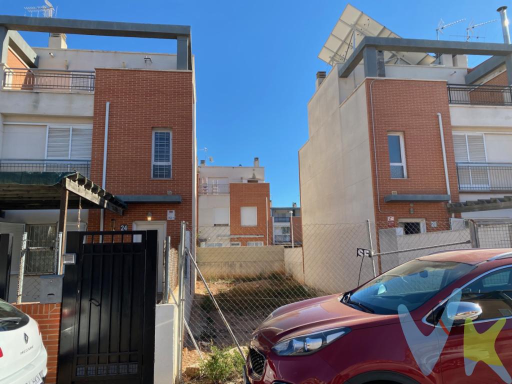  En el encantador enclave de Puerto de Sagunto, presentamos esta excepcional finca edificable. Con una oportunidad única de adquirir un bien con 146 metros cuadrados de terreno edificable, esta propiedad proporciona el escenario perfecto para que sus proyectos vean la luz.En cuanto a la accesibilidad, la finca se encuentra a corta distancia de la playa de Puerto de Sagunto, un atractivo añadido tanto para residentes permanentes como para potenciales inversores. Este enclave ofrece un ambiente sereno y un estilo de vida relajado pero simultáneamente conectado con la actividad urbana.Las conexiones de transporte son igualmente destacables, permitiendo un desplazamiento fluido tanto al centro del municipio como a otras zonas de interés de la Comunidad Valenciana. Además, la presencia de centros educativos, instalaciones deportivas y zonas comerciales en la vecindad realzan aún más el valor de este terreno.No pierda la ocasión de ser propietario de una finca con todas estas ventajas en Puerto de Sagunto, una inversión sólida donde sus proyectos podrán florecer.Dispone de una superficie de fachada de 6 metros y una profundidad de 22 metros.INMOBILIARIA CELDA dispone de contrato de exclusividad en cuanto a la venta del inmueble. Estaremos encantados en ayudarle y atenderle en todo lo referente al inmueble. El precio del inmueble no incluye los honorarios de la agencia que ascienden a la cantidad de TRES MIL EUROS mas IVA. ni los gastos de notaria y registro de la propiedad (que están sujetos a aranceles y varían dependiendo del precio de escrituración), ni los impuestos (que en la Comunidad Valenciana varian dependiendo del precio del inmueble de las características del comprador).La venta del inmueble esta sujeta a I.V.A. ya que la propiedad actúa como empresario o profesional.    