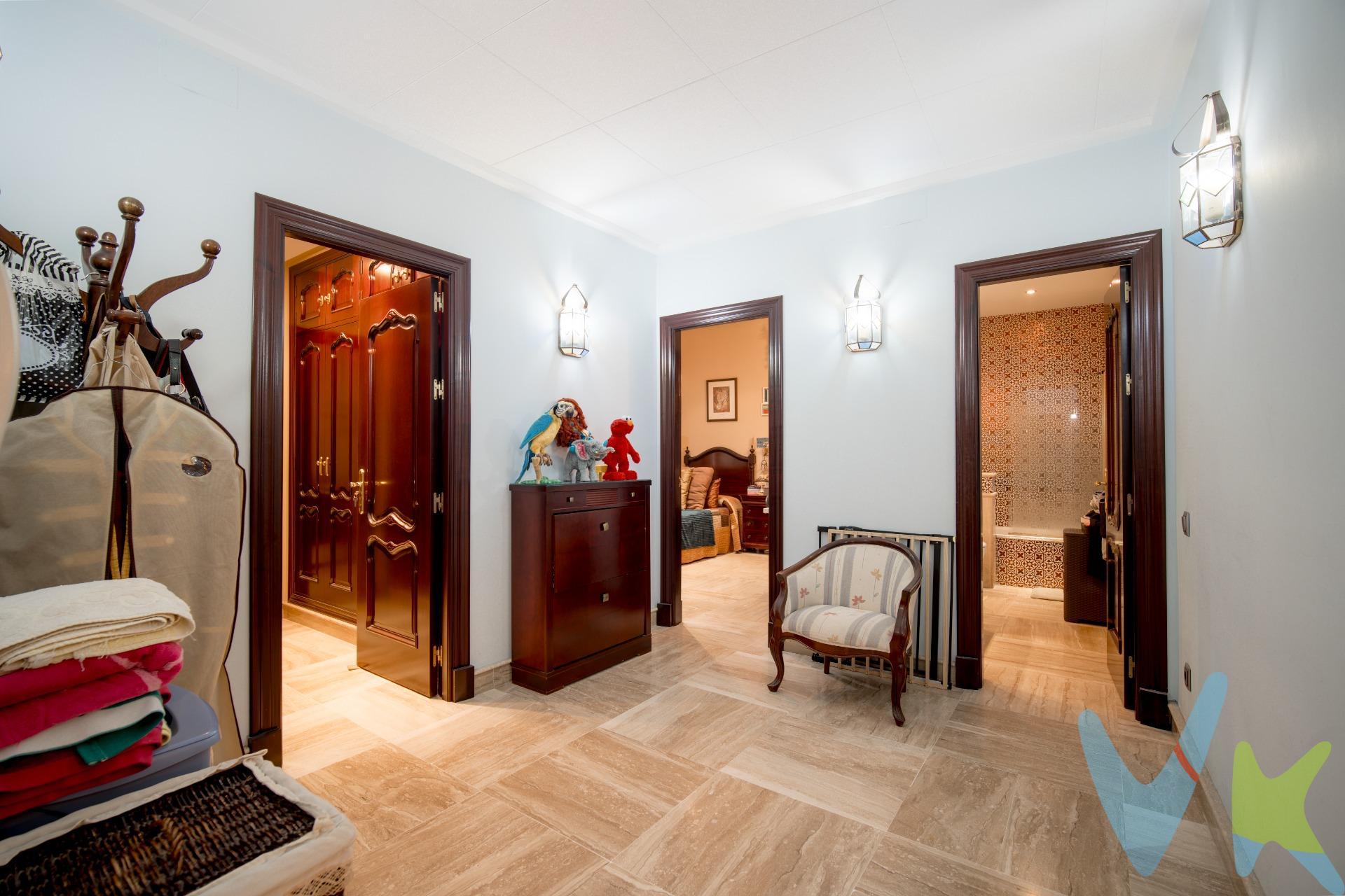Descubre esta espectacular propiedad ubicada en la emblemática Calle Real, en pleno centro histórico de San Fernando. Con una superficie generosa de 376 m², este encantador inmueble ofrece un diseño funcional y luminoso que incluye cuatro amplios dormitorios (tres dobles y uno sencillo) y tres baños completos, siendo uno de ellos en suite. La vivienda destaca por sus techos altos que aportan amplitud al espacio; además cuenta con aire acondicionado central para su confort durante todo el año. Disfruta del sol a través de los ventanales orientados hacia la calle real y relájate en cualquiera de los tres patios privados disponibles o bien comparte momentos inolvidables entre los dos salones acogedores que se encuentran dentro del inmueble. Esta casa está equipada con cocina moderna e integral así como armarios empotrados estratégicamente ubicados para maximizar almacenamiento sin sacrificar estilo ni comodidad. El edificio posee ascensor directo a la primera planta facilitando accesibilidad total desde cualquier rincón urbano cercano: centros médicos, colegios , supermercados e incluso transporte público mediante tranvía autobuses . ¡Una oportunidad única! No pierdas tiempo visitando tu nuevo hogar ideal. . Comercializamos este inmueble en exclusiva, lo que le garantiza el acceso a toda la información y un servicio de calidad único y personalizado. En cumplimiento del Decreto de la Junta de Andalucía 218/2005 del 11 de Octubre, se informa al cliente que los gastos notariales, registrales, ITP y otros gastos inherentes a la compraventa no están incluidos en el precio.