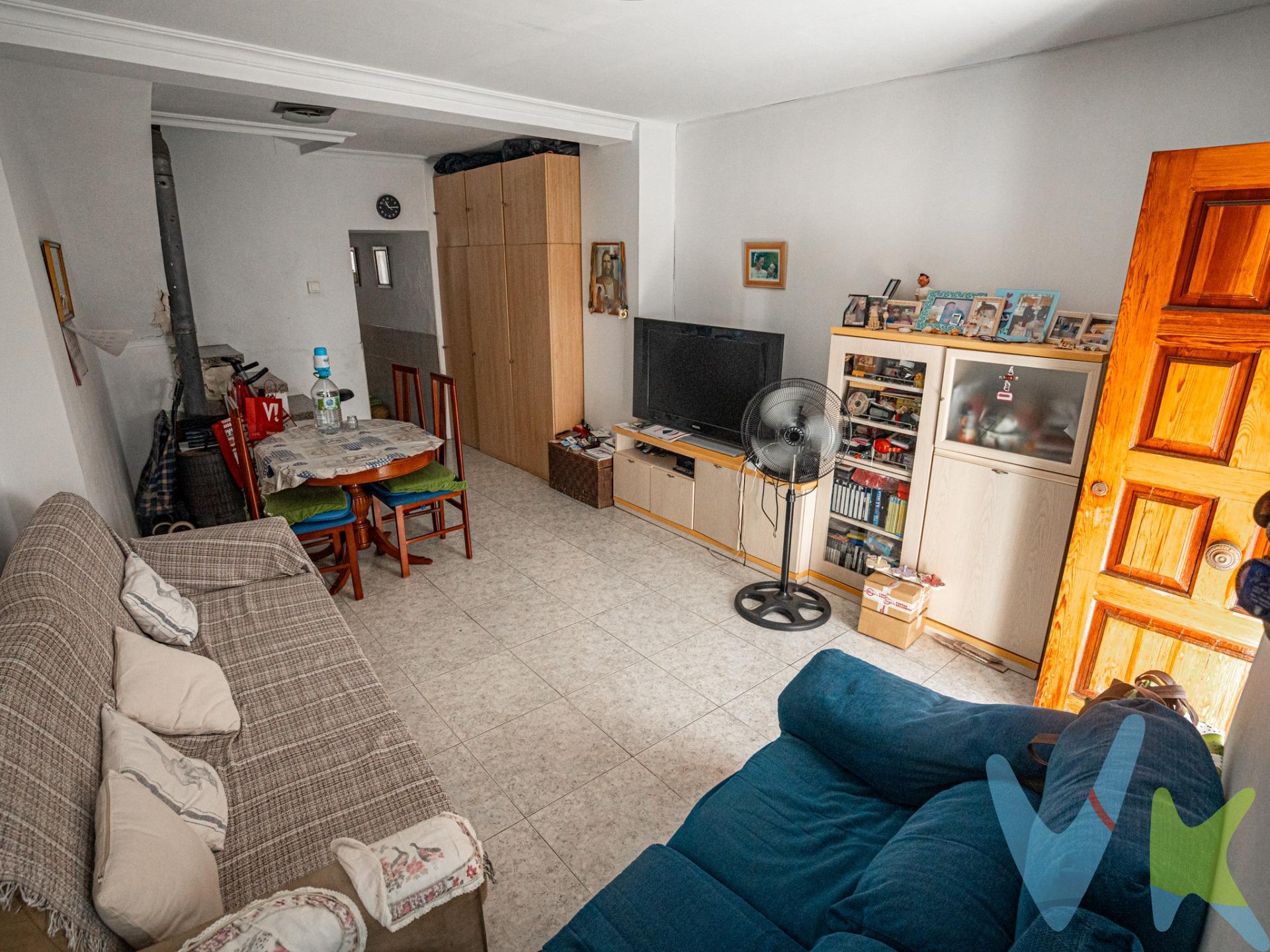 ✨ Magnífica oportunidad en Oliva ✨. Se vende preciosa casa en la ciudad de Oliva, ubicada a pocos metros de la carretera principal y con todos los servicios —supermercados, colegios y comercios— a menos de 10 minutos. La vivienda cuenta con 65 m² muy bien distribuidos, ofreciendo:. ●	2 habitaciones dobles con gran capacidad de almacenamiento. ●	Amplio salón-comedor ideal para recibir visitas o disfrutar en familia. ●	Terraza con espectaculares vistas al mar, un espacio perfecto para relajarte y desconectar sin salir de casa. ¡Un hogar acogedor, luminoso y con todo lo que necesitas para vivir cómodamente!. 