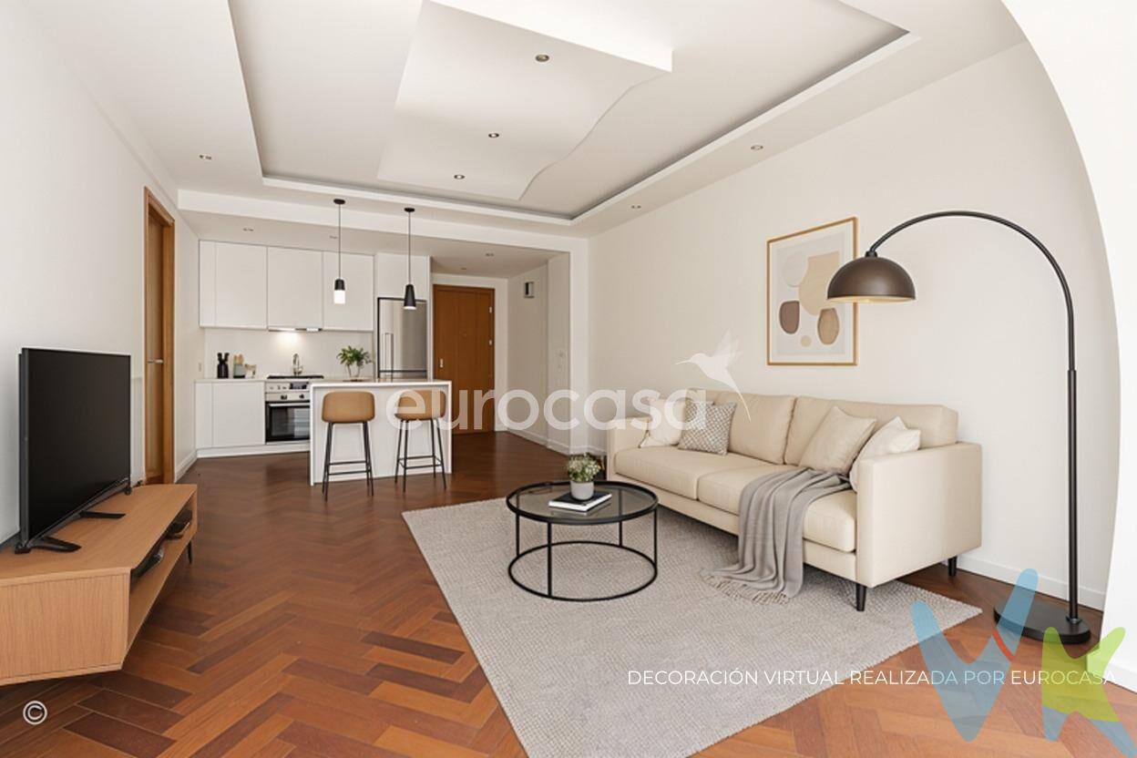 CON ALMA Y POTENCIAL EN EL CORAZÓN DE MALIAÑO. A veces, lo más especial de una vivienda no es lo que ya tiene, sino todo lo que puede llegar a ser. Este piso en la calle Eulogio Fernández Barros, en pleno corazón de Maliaño, es justo eso: un escenario abierto a todas tus ideas, esperando a que lo conviertas en tu hogar soñado. Nada más abrir la puerta, te recibe un hall que se abre paso hacia un salón amplio y luminoso, presidido por un gran ventanal que deja entrar el sol y regala esa sensación de hogar que todos buscamos. Allí, un arco encantador conecta con un espacio de relax donde podrás poner tu rincón de lectura favorito. La vivienda está recién pintada y cuenta con tres dormitorios, un baño y una cocina donde verás un espacio listo para crear desde cero. Es como una página en blanco que te invita a imaginar cada detalle: los colores, los azulejos, los rincones que harán tu día a día más cómodo y especial. La orientación norte-sur baña la casa de luz durante todo el día, creando un ambiente cálido y acogedor, mientras que el edificio con ascensor aporta comodidad para tu día a día. Además, a pesar de estar en el corazón de Maliaño, la vivienda es tranquila y silenciosa, un refugio donde relajarte al final de la jornada. La ubicación es inmejorable: estarás a un paso de la Plaza de la Constitución, uno de los puntos más emblemáticos de Maliaño, rodeado de comercios, cafeterías, restaurantes y servicios. La zona peatonal permite disfrutar de paseos tranquilos y del ambiente del centro sin renunciar a la calma de tu hogar. Todo lo que necesitas estará a tu alcance, pero con la tranquilidad que mereces. Este piso no es solo una vivienda: es la oportunidad de empezar una nueva etapa, de crear desde cero un hogar que hable de ti, de tu estilo y de tu forma de vivir. Aquí encontrarás un espacio con alma, lleno de luz y posibilidades, que espera a alguien con ganas de transformarlo en un hogar lleno de vida. * Te dejamos unas ideas que te ayudarán a ver los espacios de otra forma *