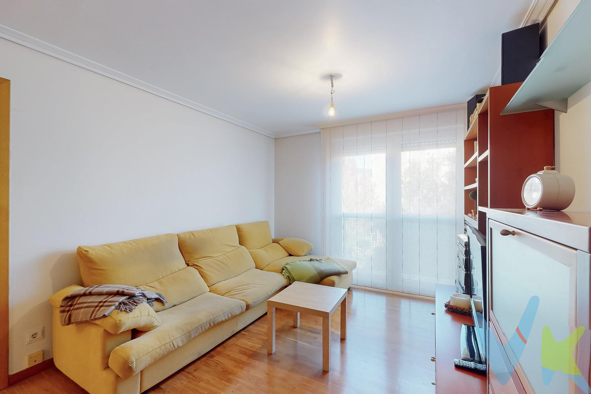 Se vende amplio piso de 103 m² en una zona tranquila y bien comunicada de Burlada. La vivienda cuenta con tres habitaciones luminosas, salón-comedor espacioso, cocina equipada, un baño completo y una agradable terraza, ideal para disfrutar del aire libre. Incluye además plaza de garaje y trastero, ambos con acceso directo desde el edificio. El piso es exterior, con buena orientación y mucha luz natural. El edificio dispone de ascensor y se encuentra en buen estado de conservación. Ubicado cerca de todos los servicios: colegios, supermercados, transporte público y zonas verdes. ¡Ven a visitarlo y descubre tu nuevo hogar en Burlada!. GASTOS E IMPUESTOS NO INCLUIDOS