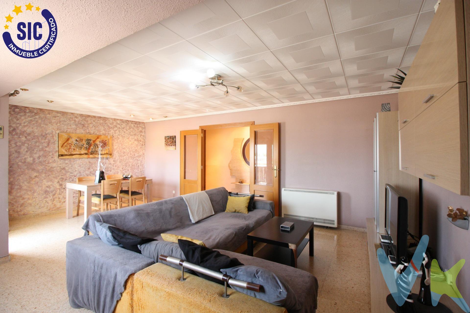 Se ofrece este luminoso y espacioso piso de 140 m² situado en una tranquila zona de Rafelbuñol, a tan solo unos minutos de Valencia capital. Ubicado en una tercera planta sin ascensor, esta vivienda destaca por su gran amplitud y excelente distribución, perfecta para quienes buscan comodidad y espacio. Aunque actualmente el edificio no dispone de ascensor, ya ha sido aprobado por unanimidad por la comunidad de vecinos su instalación, lo que representa una gran ventaja para futuras mejoras en accesibilidad y revalorización del inmueble. La propiedad cuenta con cuatro habitaciones (tres dobles y una individual), ideales tanto para familias como para quienes necesiten un despacho o sala polivalente. Dispone de dos baños completos, lo que facilita la vida diaria especialmente en hogares con varios miembros. El salón-comedor es amplio y luminoso, con salida a un balcón exterior que aporta ventilación cruzada y luz natural durante todo el día. La cocina independiente, funcional y espaciosa, está conectada a una galería interior, perfecta como zona de lavado o almacenaje adicional. Esta vivienda se encuentra en Rafelbuñol, una localidad muy bien comunicada situada al norte del área metropolitana de Valencia, a tan solo 15 km de la capital. El acceso es rápido y cómodo gracias a la línea 3 del metro (con parada en el propio municipio), que conecta directamente con el centro de Valencia en menos de 25 minutos. También cuenta con un fácil acceso por carretera a través de la V-21 y la CV-300, lo que permite llegar en coche en apenas 15-20 minutos. Rafelbuñol combina la tranquilidad de un pueblo con todos los servicios necesarios y la cercanía a la ciudad, lo que lo convierte en una excelente opción tanto para vivir todo el año como para invertir. La venta de esta vivienda se gestiona mediante contrato de exclusiva compartida, lo que permite trabajar con más de 150 inmobiliarias, garantizando la máxima difusión y profesionalidad en el proceso de venta. Los gastos derivados de la compraventa, como los de notaría, registro y honorarios, no están incluidos en el precio. Inmueble sujeto a período de transparencia. DISPONEMOS DE CATÁLOGO DE VIVIENDAS DE ALQUILER, SOLAMENTE EN NUESTRA WEB, VISITE WWW.INMUEBLESVALENCIANOS.COM
