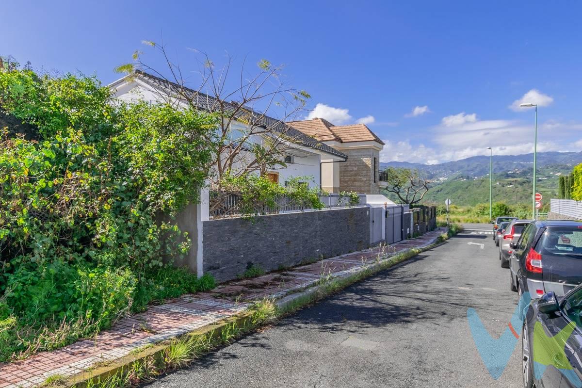 Imagina despertar cada día en tu propio chalet, rodeado de tranquilidad, con vistas despejadas a la montaña y sin más ruido que el de la calma…. Eso es exactamente lo que te ofrece esta exclusiva parcela urbana de 500 m² en Las Mesas Altas, Tamaraceite. Un lugar pensado para quienes no quieren adaptarse a una vivienda… sino crear la suya propia. Diseña sin límites:. Vivienda unifamiliar a tu medida. Hasta 2 plantas. Normativa D500 con 30% de ocupación. Espacio perfecto para jardín, terraza, zona chill out o piscina. Ubicación que lo tiene todo:. Privacidad absoluta en una calle tranquila, pero con conexión inmediata a la GC-3, situándote a:. 2 minutos de Arucas. Rápido acceso a Las Palmas y al resto de la isla. A solo 5 minutos de todo lo que necesitas: supermercados, zonas comerciales, parques…. Este no es solo un terreno. Es la oportunidad de construir un hogar a tu medida, en un entorno donde cada detalle suma calidad de vida. Haz realidad ese proyecto que llevas tiempo imaginando. Este anuncio tiene carácter meramente informativo. La información ofrecida corresponde a la disponible en la fecha de publicación y puede estar sujeta a modificaciones por cambios legales, contractuales o de cualquier otra naturaleza. Los gastos e impuestos derivados de la compraventa no están incluidos en el precio. 
