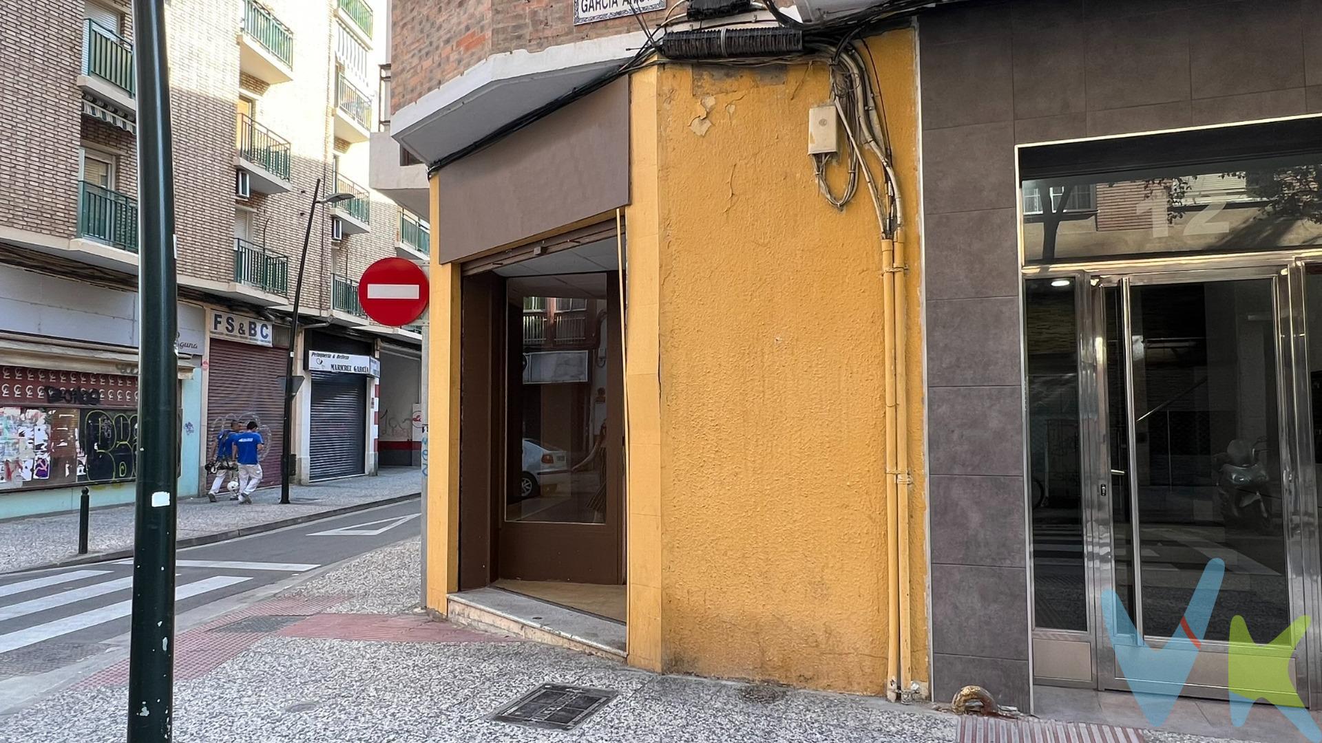 LOCAL en VENTA en ZARAGOZA - ARRABAL - Calle GARCIA ARISTA (Ref.: 00772). Local comercial de 50 m2 útiles esquinero, con vitrina y dos puertas de acceso. Actualmente se encuentra dividido en 3 estancias + Aseo. ▶️Suelos de tarima. ▶️Persianas motorizadas. ▶️Calefacción central. ▶️Split de Aire Acondicionado. Ubicado junto al Puente de Piedra. ¡¡¡Venga a visitarlo!!!