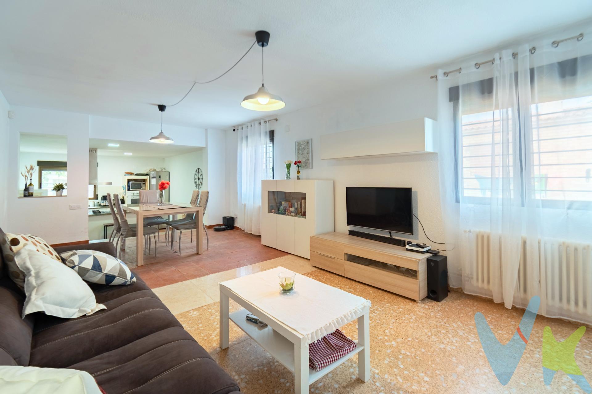 Descubre tu refugio ideal en la naturaleza! Este hermoso chalet, situado en una tranquila urbanización a pocos minutos de Castellón, es perfecto para quienes buscan un hogar acogedor y rodeado de belleza natural.  Características del Inmueble:. Amplios Dormitorios: Disfruta de tres luminosos dormitorios, ideales para descansar y relajarte después de un día explorando la montaña. Baños Modernos: Dos baños bien equipados que ofrecen comodidad y privacidad para toda la familia. Salón-Cocina Abierto: Un espacio diáfano que combina el salón y la cocina, perfecto para disfrutar de momentos inolvidables con amigos y familiares. La distribución abierta permite aprovechar al máximo la luz natural.   .  Espacios Exteriores:. Amplia Zona Exterior: Una gran área exterior donde podrás disfrutar del aire libre, ideal para reuniones familiares o días soleados. Barbacoa: Prepara deliciosas parrilladas con amigos y familiares en tu propia barbacoa, disfrutando de las vistas y el ambiente relajante. Garaje Privado: Incluye un garaje que proporciona seguridad y comodidad para tu vehículo. Entorno Natural: Rodeado de hermosos árboles, este chalé ofrece un entorno tranquilo y privado, perfecto para desconectar del bullicio de la ciudad. . Ubicado en una urbanización tranquila cerca de Castellón, tendrás acceso a rutas de senderismo, actividades al aire libre y la belleza natural de la montaña. No pierdas la oportunidad de adquirir este encantador chalet que combina comodidad, naturaleza y tranquilidad. ¡Contáctanos hoy mismo para programar una visita!