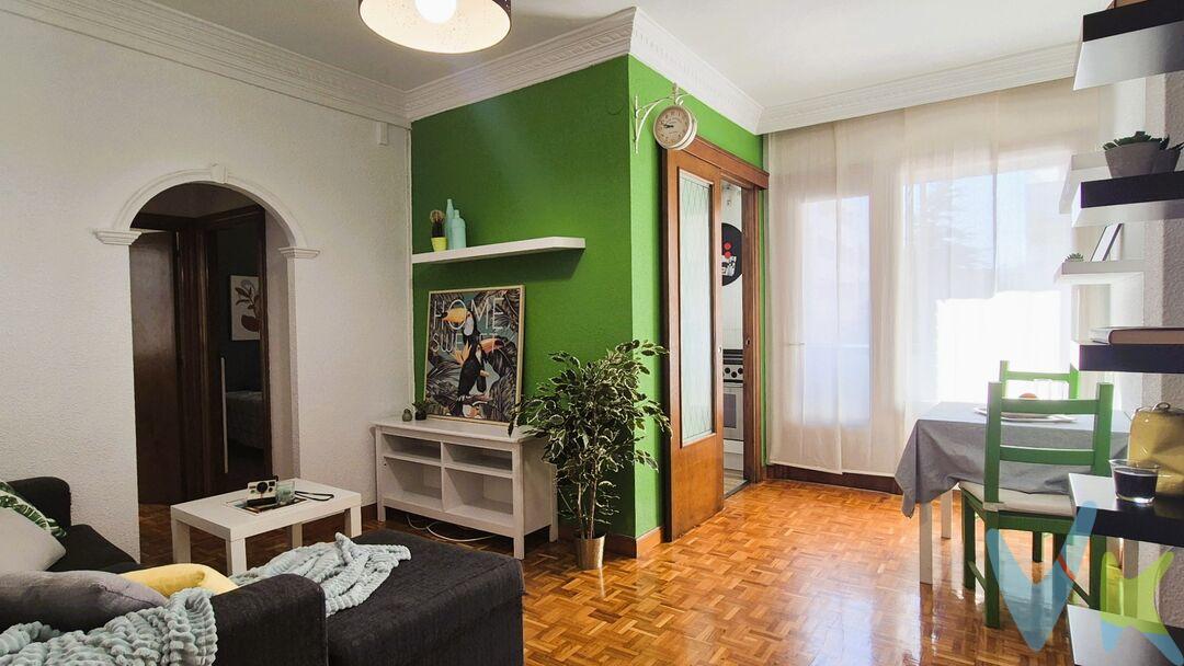 Lo más codiciado de San Juan, piso en cooperativa San Alberto. En el corazón del barrio, la zona con más vida comercial, de hosteleria y servicios. 
Sus 62 metros cuadrados construidos, tan aprovechados, albergan 3 dormitorios, 1 baño, cocina y sala de estar. La estructura da multiples posibilidades de distribución. 
La cocina está reformada y totalmente funcional y la mayoría de las ventanas cambiadas. El baño requiere reforma. 
Los gastos de comunidad son excepcionalmente bajos puesto que los locales comerciales son propiedad de los copropietarios, Y la zona tiene un vigor comercial único en el barrio. 