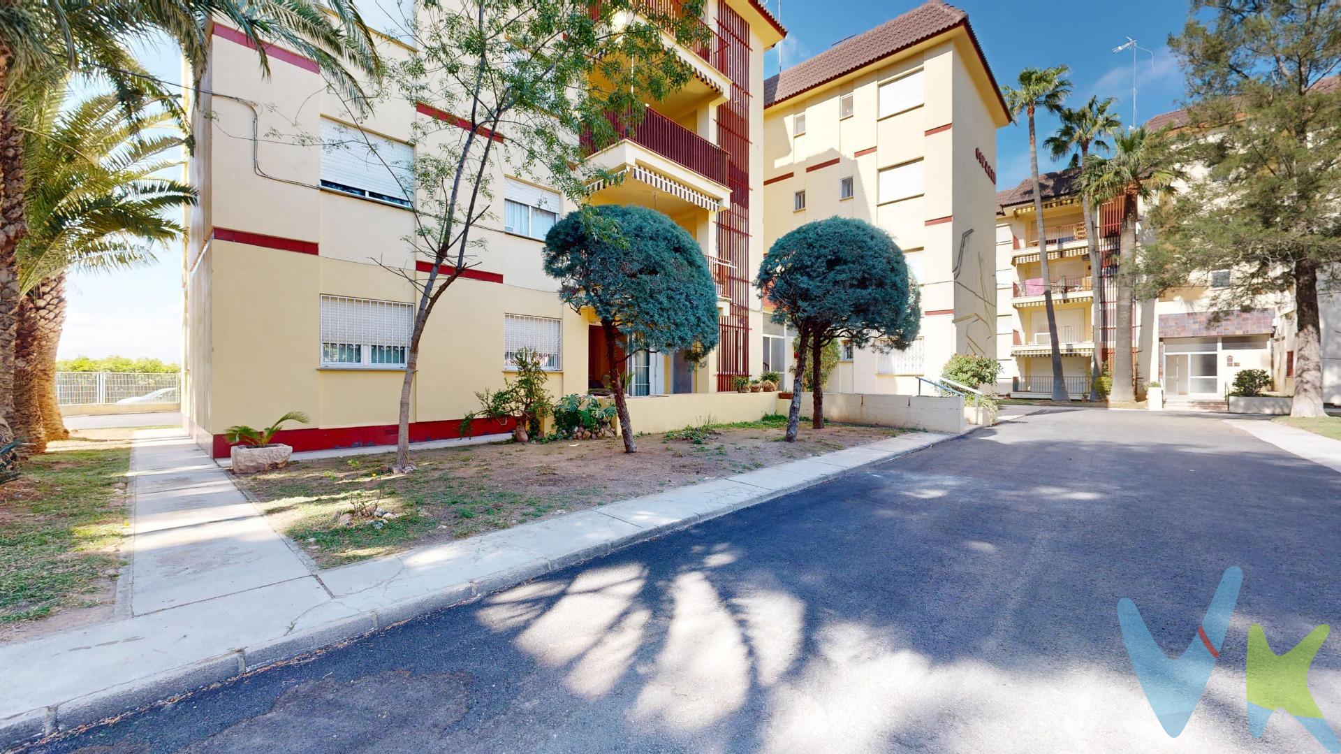 Encantador apartamento en Náquera, Valencia. Una vivienda luminosa y ubicada en un entorno idóneo para disfrutarlo. Esta vivienda dispone de 3 habitaciones, todas con armarios empotrados, dos baños completos,  perfectos para una familia. Salón comedor, amplio y luminoso con salida a terraza con unas agradables vistas al jardín comunitario. Cocina independiente, equipada con todo lo necesario. Terraza amplia con espacio para mesa y sillas, con salida desde comedor. - Carpintería de aluminio Climalit doble acristalamiento para evitar ruido. - Plaza de garaje . - Piscina comunitaria. - Jardín comunitario. - Paelleros. - Pista de tenis. - Zona de parque infantil. - Todo exterior aportando mucha luz natural. - Finca con ascensor. Sobre la ubicación, si escoges esta urbanización para vivir tendrás todos los servicios esenciales que necesitarás para tu nueva vida. A unos minutos encontramos centros educativos, centros de salud, parques, equipamientos deportivos y supermercados, farmacias, entre otros. No lo dudes más y contacta con nosotros para agendar una visita, conseguiremos la vivienda de tus sueños. En el precio del inmueble, no están incluidos los gastos de la compraventa ni los honorarios de la agencia inmobiliaria.