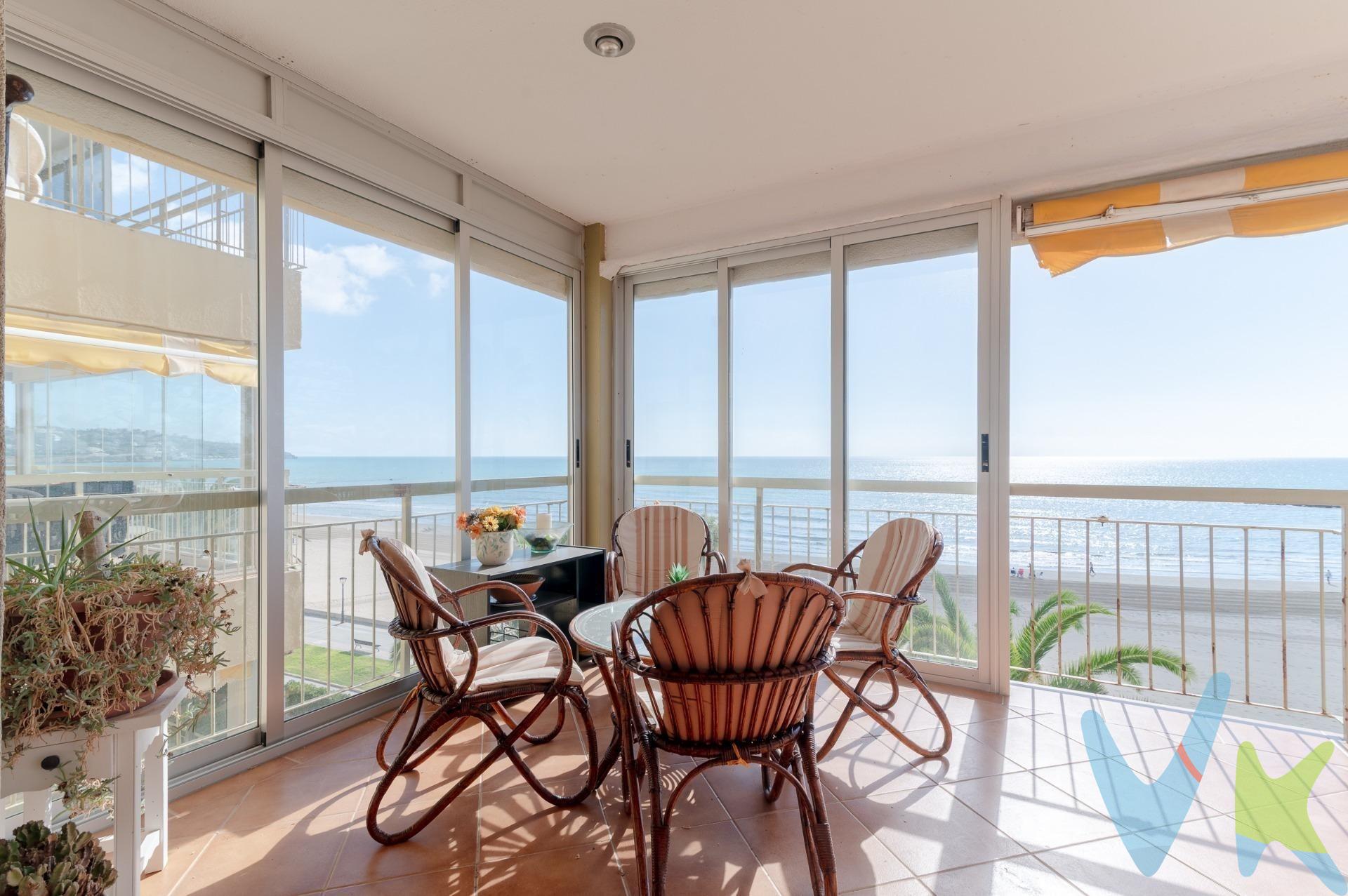 Apartamento frontal en el Paseo Marítimo Torreón en Residencial Ordesa. Apartamento frontal en el Paseo Marítimo Torreón en Residencial Ordesa. Apartamento de Lujo en Primera Línea Frontal — Playa del Torreón, Benicasim. Cuando el mar es tu paisaje diario y la mejor playa de Benicasim se convierte en la prolongación natural de tu hogar, sabes que tienes entre manos algo realmente extraordinario. Este apartamento **frontal en primera línea de la Playa del Torreón** es un privilegio hecho vivienda: luz, espacio, diseño y Mediterráneo en estado puro. Totalmente reformado con materiales de calidad y pensado para un estilo de vida cómodo, elegante y relajado, el apartamento ofrece 92 m² construidos (82 m² útiles) distribuidos de manera impecable. La reforma permitió transformar las antiguas cuatro habitaciones en **tres dormitorios amplios**, creando espacios más abiertos y armoniosos. El **salón comedor**, amplio y lleno de luz natural, se fusiona visualmente con el mar gracias a los ventanales que se abren a la joya de la casa:. una **terraza de 24 m²**, una parte acristalada para disfrutarla todo el año, y otra abierta para sentir la brisa y contemplar unas **vistas espectaculares y completamente despejadas** de la mejor playa de Benicasim. Aquí los amaneceres parecen pintados, y las noches de verano se convierten en recuerdos inolvidables. La **cocina independiente**, también reformada, combina funcionalidad y estilo en un espacio cómodo y práctico. Los **dos baños completos** acompañan a la perfección la distribución moderna del apartamento. Además, toda la vivienda cuenta con **climatización por bomba de frío y calor**, lo que garantiza confort en cualquier época del año. Incluye también **plaza de parking**, un valor añadido imprescindible en esta zona tan demandada. Este apartamento está **listo para entrar a vivir**, sin obras, sin complicaciones, sin esperas. Solo disfrutar. Un hogar único para quienes buscan lujo, exclusividad y la sensación incomparable de vivir frente al Mediterráneo. **La vida que quieres, en la playa que todos desean.**. Por mandato expreso del propietario comercializamos este inmueble mediante contrato de multi-exclusiva, por el cual numerosas agencias colaboradoras, nacionales e internacionales, ofrecen esta vivienda a sus potenciales compradores, todo ello garantizando un servicio de calidad, un trato fácil, sencillo y sin interferencias de terceros, ya que la gestión es a través de nuestra agencia. *Impuestos, gastos de compraventa tales como honorarios agencia y financiación no incluidos. 