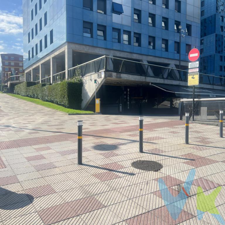 Se vende amplia plaza de garaje en el prestigioso Edificio Residencial Monte Nuño, ubicada en la Calle Juan Antonio Álvarez Rabanal nº 3, a tan solo 100 metros del Hospital Universitario Central de Asturias (HUCA).Una oportunidad inmejorable tanto para residentes y trabajadores de la zona hospitalaria como para inversores que busquen un activo de alta rentabilidad y demanda constante de alquiler.Características de la plaza y accesos:Espacio y dimensiones: Plaza grande con una superficie útil de 13,75 m², ideal para coche grande o coche y moto.Maniobrabilidad: Estacionamiento y accesos sencillos, con viales anchos y maniobra de aparcamiento muy cómoda.Acceso inteligente (Domotizado): Portón de entrada equipado con sistema automático de lectura de matrícula, ofreciendo máxima rapidez, comodidad y seguridad sin necesidad de usar mandos ni llaves al entrar.Accesibilidad peatonal: Salida directa mediante ascensor hasta la propia planta -2, totalmente adaptado y sin barreras arquitectónicas (ideal para personas con movilidad reducida, carritos o carga).La ubicación en la Calle Juan Antonio Álvarez Rabanal 3 ofrece un valor añadido estratégico:A 1 minuto a pie del HUCA: Posición clave en una de las zonas de Oviedo con mayor rotación y dificultad de aparcamiento en vía pública.Alta demanda de alquiler: Garantía de ocupación inmediata si se destina a inversión, debido a la proximidad continua de personal sanitario, usuarios del hospital y residentes de la zona de Teatinos/Prados de la Fuente.Edificio moderno y seguro: Complejo residencial bien mantenido, limpio y con altos estándares de seguridad.!Olvídate de buscar aparcamiento junto al HUCA! Contacta para más información o coordinar una visita.El precio de venta no incluye los gastos e impuestos derivados de la operación. Corresponden al comprador el pago del Impuesto sobre Transmisiones Patrimoniales (ITP), calculado sobre el valor más alto entre el precio de venta y el valor de referencia catastral, así como los honorarios de notaría y registro según aranceles oficiales, teniendo el comprador libertad para elegir notario. Para consultar los porcentajes del ITP en Asturias puede hacerlo a través de la web oficial de servicios tributarios del Principado de Asturias https://sede.tributasenasturias.es/sites/sede/default/es_ES/Que-quieres-hacer/Transmisiones-Patrimoniales-y-AJD. Asimismo, el comprador asumirá los gastos de tasación y costes bancarios si precisa hipoteca. Por su parte, el vendedor asumirá el pago de la plusvalía municipal y los honorarios de intermediación. Este anuncio es meramente informativo y los interesados tienen derecho a solicitar la documentación adicional del inmueble conforme a la normativa vigente.