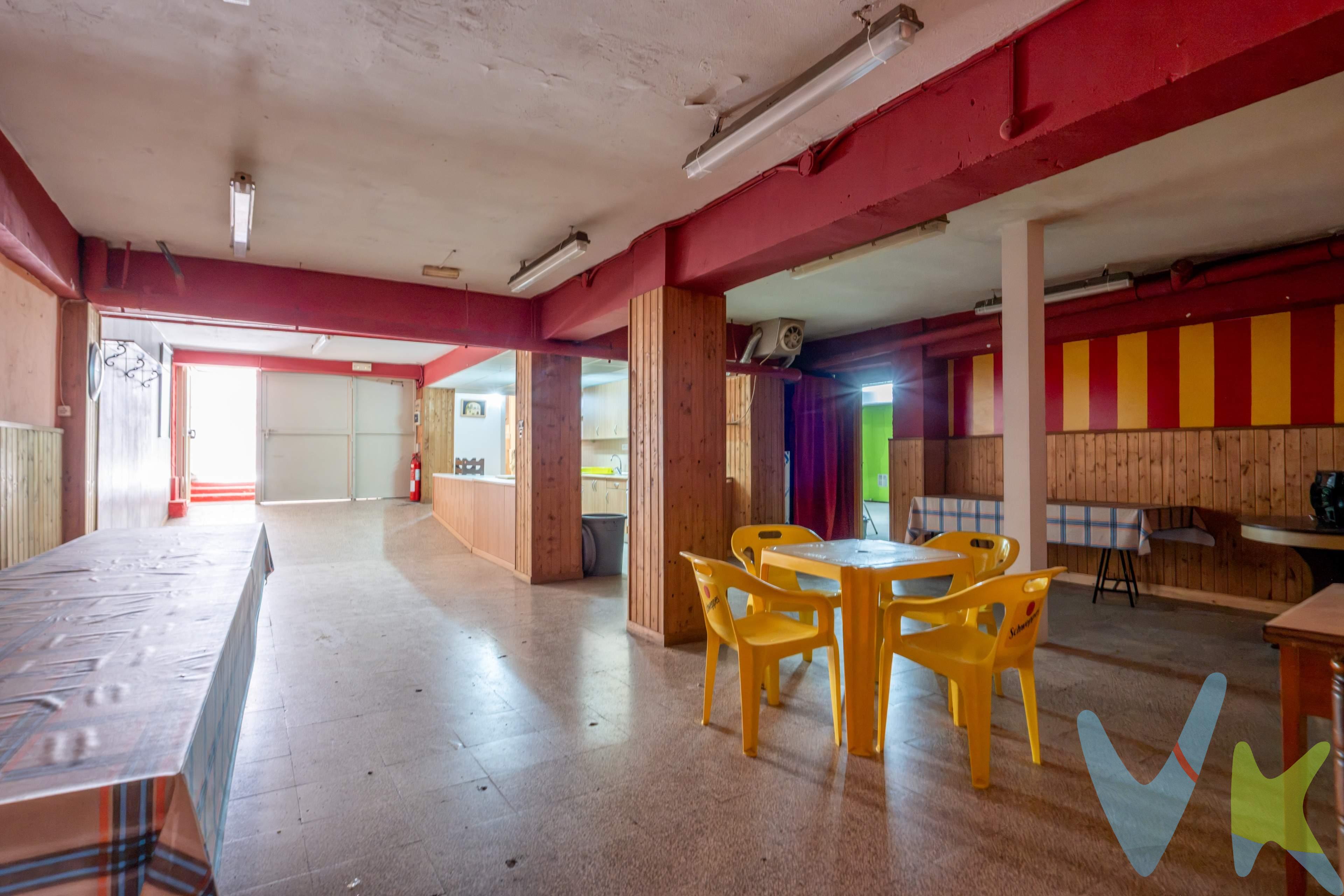 Amplio local a pie de calle, equipado con instalación de agua y luz, ideal para adaptarse a una gran variedad de proyectos: almacén, estudio de trabajo, taller privado o espacio de uso personal. Ofrece un gran potencial de reforma y personalización, permitiéndote actualizar y distribuir el espacio según las necesidades específicas de tu actividad. Además, dispone de acceso peatonal directo a pie de calle mediante una puerta ancha que facilita un paso cómodo. Distribución y equipamiento:. -Gran sala principal: Un espacio diáfano y muy amplio, ideal para actualizar y acondicionar a tu gusto. -Cocina / Comedor: Espacio independiente integrado en el local. -Aseo: Un espacio propio e independiente equipado con lavabo e inodoro, muy práctico para el uso diario de la propiedad. -Instalación de agua y luz. -Acceso directo a pie de calle. Un espacio adaptable a tu medida:. Gracias a sus dimensiones, su independencia a pie de calle y sus múltiples posibilidades de reforma, este local resulta una opción excelente para quien busca un espacio versátil, amplio y personalizable en un entorno consolidado. Contáctanos hoy mismo para consultar condiciones o solicitar una visita sin compromiso. *** Gastos e impuestos no incluidos. A título orientativo, en segundas transmisiones, el comprador abonará: Impuesto sobre Transmisiones Patrimoniales (ITP), tipo general en Aragón al 8% (*). Base de cálculo: mayor valor entre precio de compraventa o valor de referencia catastral. Gastos de Notaría y Registro: Aranceles variables según precio, número de copias y complejidad; cálculo según tarifas normativas. Si se precisa hipoteca: Tasación, condiciones y costes bancarios según entidad elegida por el comprador; así como gastos de gestoría y cualesquiera otros inherentes a la compraventa. No se incluyen otros gastos o tributos que puedan por Ley corresponder al comprador. Operación sujeta a doble mediación. Existen honorarios a cargo del comprador, salvo pacto en contrario, no incluidos en PVP. El consumidor conforme a la normativa vigente podrá solicitar información y documentación adicional relativa al inmueble, sus características, condiciones de la operación y del servicio de mediación en la oficina y/o a través de nuestro teléfono de contacto o mail. La agencia actúa exclusivamente como intermediaria en la compraventa, cuyas condiciones, en todo caso, estarán sujetas a la aceptación expresa del vendedor del inmueble y posterior formalización del contrato. La información suministrada se corresponde con la disponible a la fecha de publicación, pudiendo variar en función de las circunstancias o actualizaciones legales, contractuales y fiscales. Anuncio de carácter meramente informativo. Para una información exhaustiva sobre el funcionamiento, tipos impositivos y bonificaciones del ITP en Aragón, puede consultar el portal oficial de la Agencia Tributaria Autonómica. Tarifas notariales y registrales reguladas en el Anexo I del Real Decreto 1426/1989 y Anexo I del Real Decreto 1427/1989, respectivamente. Anuncio no vinculante, puede contener errores.