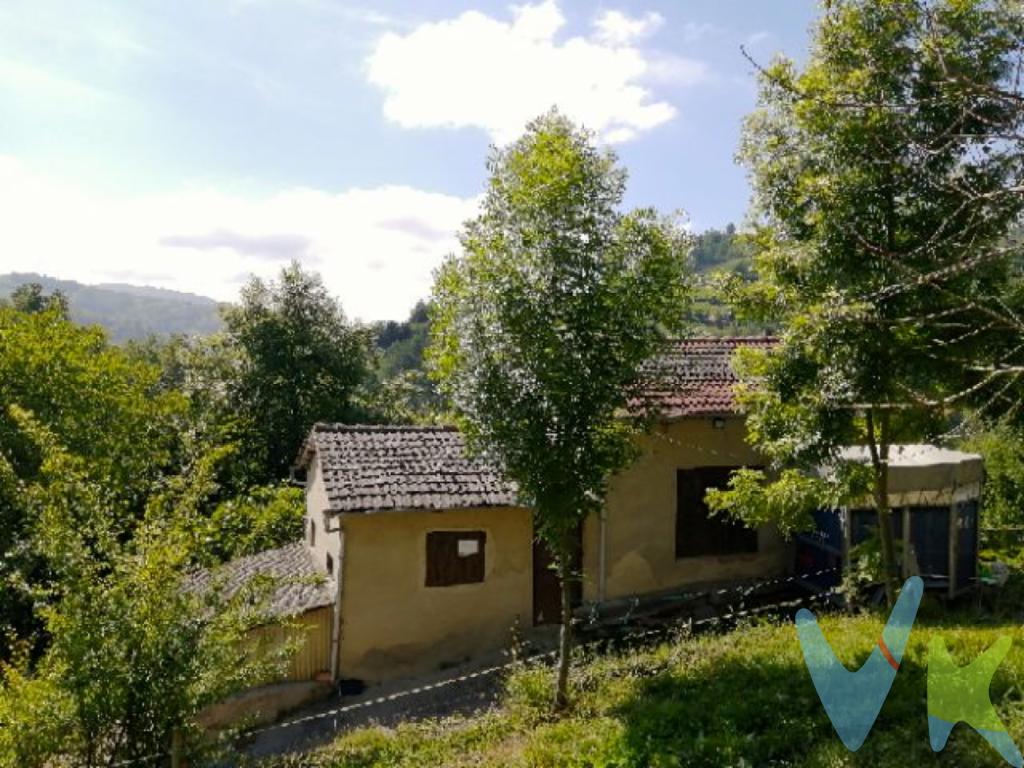 \"Finca de más de 5.000 m2 con unas maravillosas vistas, en la cual existe una edificación de  80m2 aprox. compuesta de cocina, almacén, cuadra y pajar. Ideal para reformarlo como vivienda habitual o fin de semana. Tiene agua de traida y luz de red eléctrica. ACCESO EN COCHE
El precio de la propiedad no incluye los gastos de impuesto de transmisiones patrimoniales, notariales ni de registro