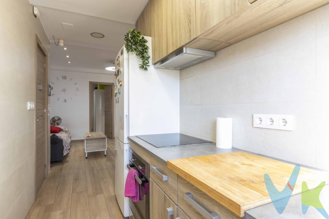  Vivienda práctica y lista para entrar a vivirEsta vivienda reformada de 55 m² se encuentra en la tercera planta de un edificio sin ascensor en Foios, una localidad tranquila y bien comunicada a pocos minutos de Valencia. El piso ofrece un espacio cómodo y funcional, ideal para quienes buscan un hogar actualizado y listo para entrar a vivir.Dispone de tres habitaciones, una de ellas con salida directa a un pequeño balcón, perfecta como estudio, despacho o sala de usos múltiples. El salón-comedor es un espacio acogedor y bien aprovechado, que se conecta con la cocina, ofreciendo un ambiente práctico para el día a día.La vivienda ha sido reformada por completo, renovando tanto instalaciones como acabados. El resultado es un piso funcional, con un estilo neutro y moderno que facilita la personalización según los gustos de quien lo habite. La cocina y el baño se han actualizado completamente, ofreciendo espacios cómodos y prácticos, listos para su uso inmediato.Gracias a la reforma integral, el piso se encuentra en un excelente estado, lo que lo convierte en una opción ideal para quienes desean evitar obras y disfrutar desde el primer día de una vivienda renovada y bien distribuida.Situado en el municipio de Foios, este piso se encuentra en una zona tranquila, con todos los servicios necesarios a mano: tiendas, supermercados, colegios, transporte público y zonas verdes. Además, la buena conexión con Valencia, tanto por carretera como en metro, hace de Foios una ubicación muy cómoda para quienes buscan vivir cerca de la ciudad sin renunciar a la calma de un entorno residencial.Por su tamaño y su reciente reforma, esta vivienda representa una excelente oportunidad tanto para vivir como para invertir, siendo ideal para parejas jóvenes, teletrabajadores o quienes buscan una segunda residencia cerca de Valencia.Visítalo y descubre su potencialSi buscas una vivienda reformada, bien ubicada y lista para entrar a vivir, este piso en Foios es una oportunidad que no deberías dejar pasar. Su distribución práctica y su estilo actual lo convierten en una opción funcional y con muchas posibilidades.Contacta con nosotros hoy mismo para agendar una visita y conocer personalmente todos los detalles de esta vivienda.Se muestra a título informativo y no contractual. El precio no incluye lo siguiente: Honorarios de la agencia inmobiliaria, impuestos (IVA, ITP) y otros gastos de la Compraventa (notaria, gestoría y registro).