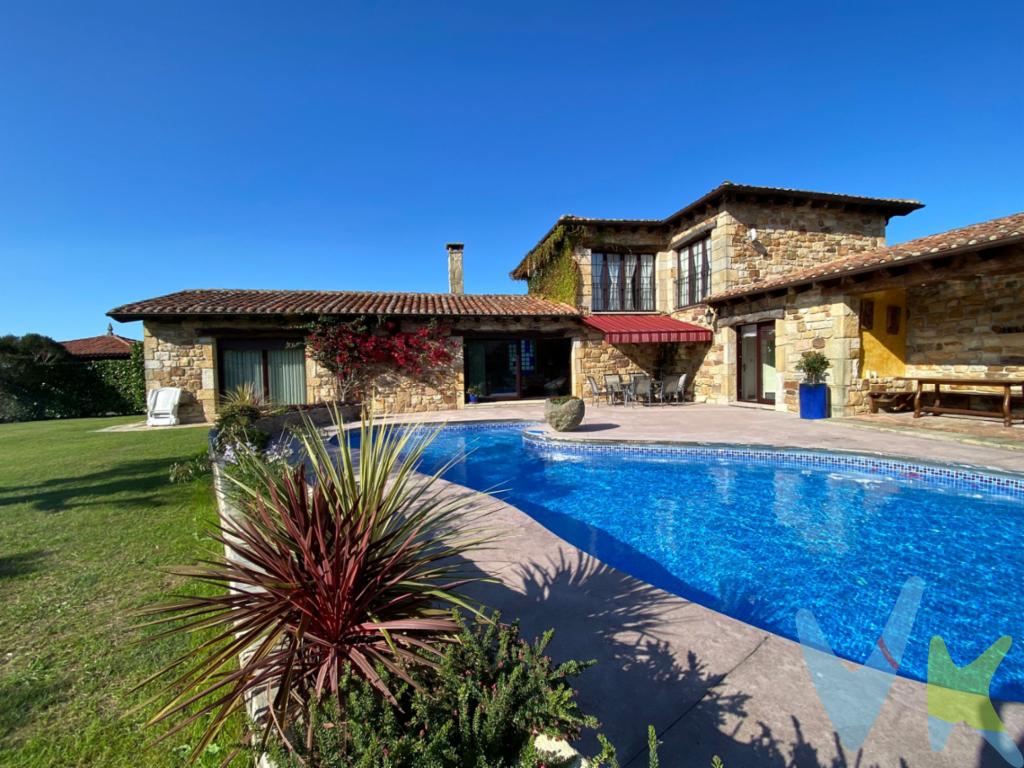  Se presenta una magnífica oportunidad de adquirir una encantadora casa en la pintoresca zona de Argüero. Esta acogedora propiedad, en venta, ofrece un estilo de vida cómodo y moderno, ideal para aquellos que buscan un hogar espacioso en un entorno tranquilo. Con 290 metros construidos y 230 metros útiles, esta residencia se erige como un testimonio de diseño y funcionalidad, todo ello enmarcado en un entorno natural y agradable.Construida en 2009, esta vivienda asegura una construcción moderna y de calidad, brindando seguridad y eficiencia. La propiedad cuenta con cuatro amplias habitaciones que proporcionan espacio suficiente para el descanso y la privacidad que cada miembro de la familia merece. Tiene una magnifica distribucion, una planta baja, con dos dormitorios grandes, uno de ellos con baño y vestidor integrado y con salida directa a la piscina, salon comedor con chimenea, cocina con oficce y despacho y un aseo de cortesia en la entrada. En la planta alta dos dormitorios dobles con baño.Tiene muy buenas calidades con muros de piedra en sus cerramientos y revestimientos de madera interior.Tiene Chimenea.Todos huecos salen a la piscina. Posee un porche cubierto con barbacoa precioso en el que podras disfrutar de atardeceres maravillosos.El exterior de la propiedad es igualmente atractivo. Una amplia parcela rodea la casa, ofreciendo un hermoso jardín donde disfrutar del aire libre y el clima agradable de la región. Los días de verano serán especialmente agradables gracias a su impresionante piscina, perfecta para relajarse y disfrutar de momentos inolvidables con amigos y familiares. El diseño de la casa permite la entrada abundante de luz natural, creando un ambiente cálido y acogedor en cada rincón.El acceso a servicios y transporte es excelente, con una parada de autobús cercana que facilita los desplazamientos. Esto convierte la ubicación en un lugar ideal para aquellos que buscan combinar la serenidad de la vida en el campo con la conectividad urbana.La parcela está completamente cerrada, asegurando privacidad y tranquilidad, aspectos invaluables para quienes valoran la seguridad y el bienestar familiar. Esta propiedad no solo es una casa, sino un lugar donde construir recuerdos y disfrutar de la vida en un marco incomparable.Le invitamos a descubrir todo lo que esta residencia tiene para ofrecer. Esta casa no es solo un lugar donde vivir, sino un hogar para disfrutar de todas las etapas de la vida. Programe una visita y explore personalmente el encanto y las ventajas de esta incomparable propiedad. Aquí encontrará el lugar perfecto para comenzar su próxima etapa, donde cada día puede ser una experiencia única en un ambiente idílico. ¡Esperamos que pronto pueda llamarla su hogar! 